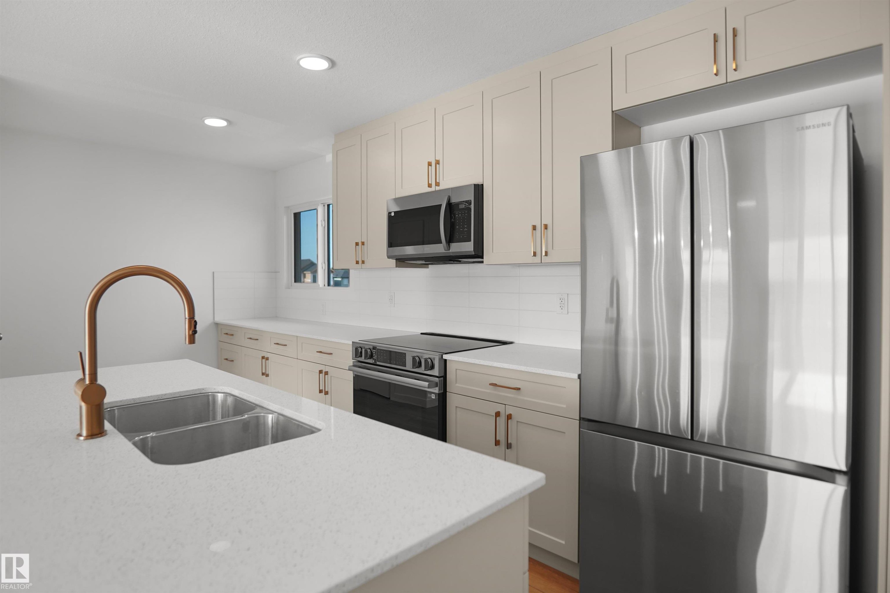525 Aster Drive Nw, Edmonton, AB - Indoor Photo Showing Kitchen With Double Sink With Upgraded Kitchen