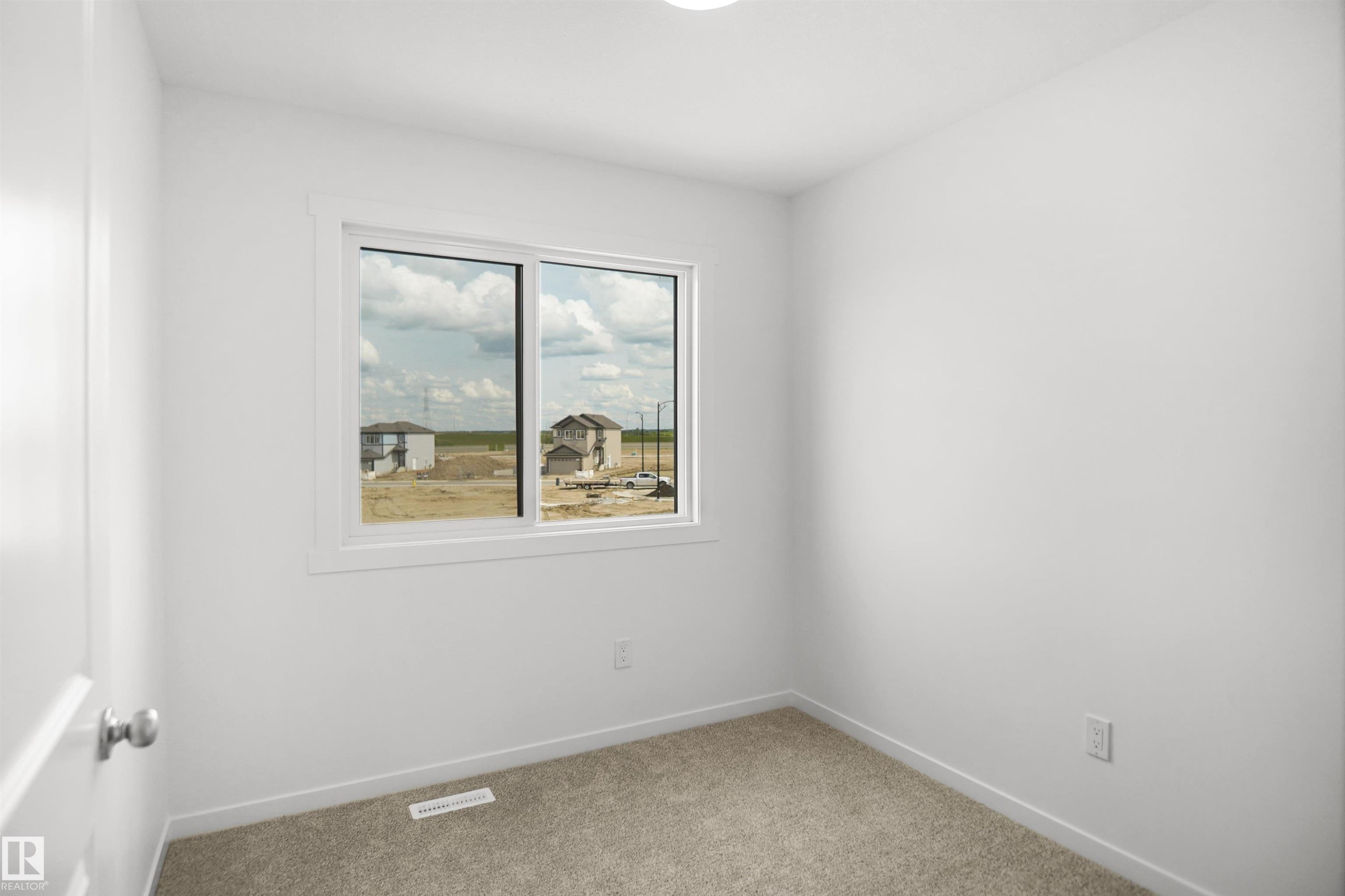525 Aster Drive Nw, Edmonton, AB - Indoor Photo Showing Other Room