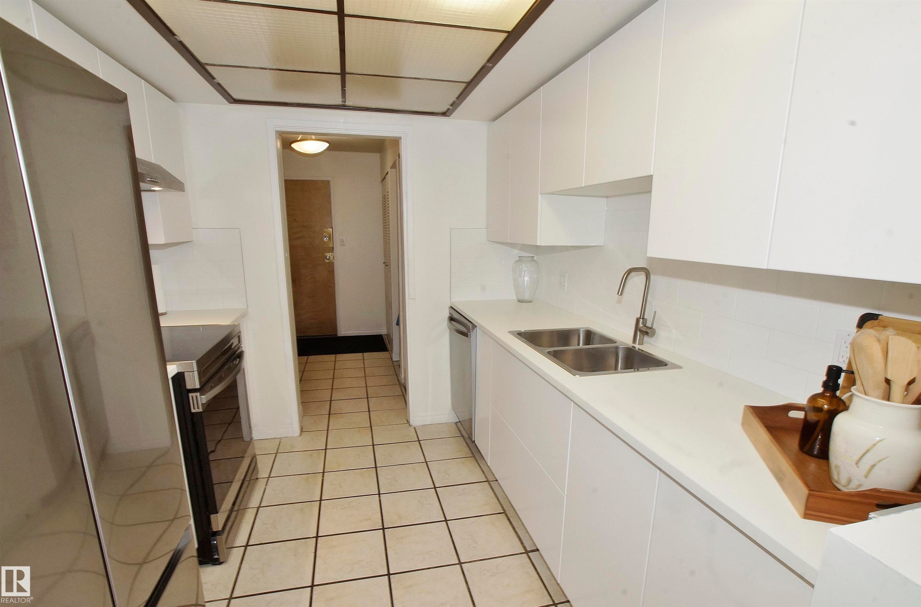 #235 4404 122 St Nw, Edmonton, AB - Indoor Photo Showing Kitchen With Double Sink