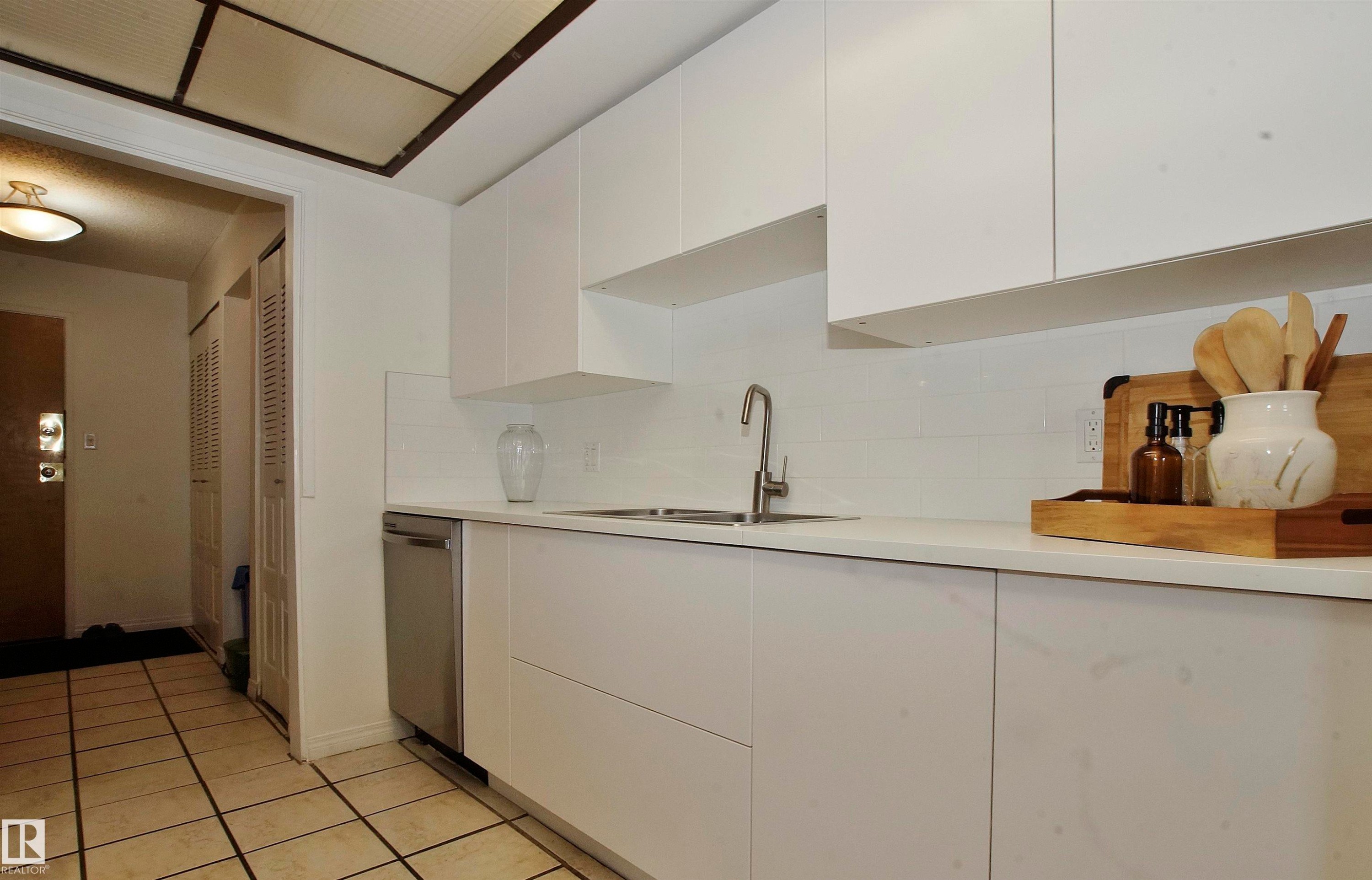 #235 4404 122 St Nw, Edmonton, AB - Indoor Photo Showing Kitchen
