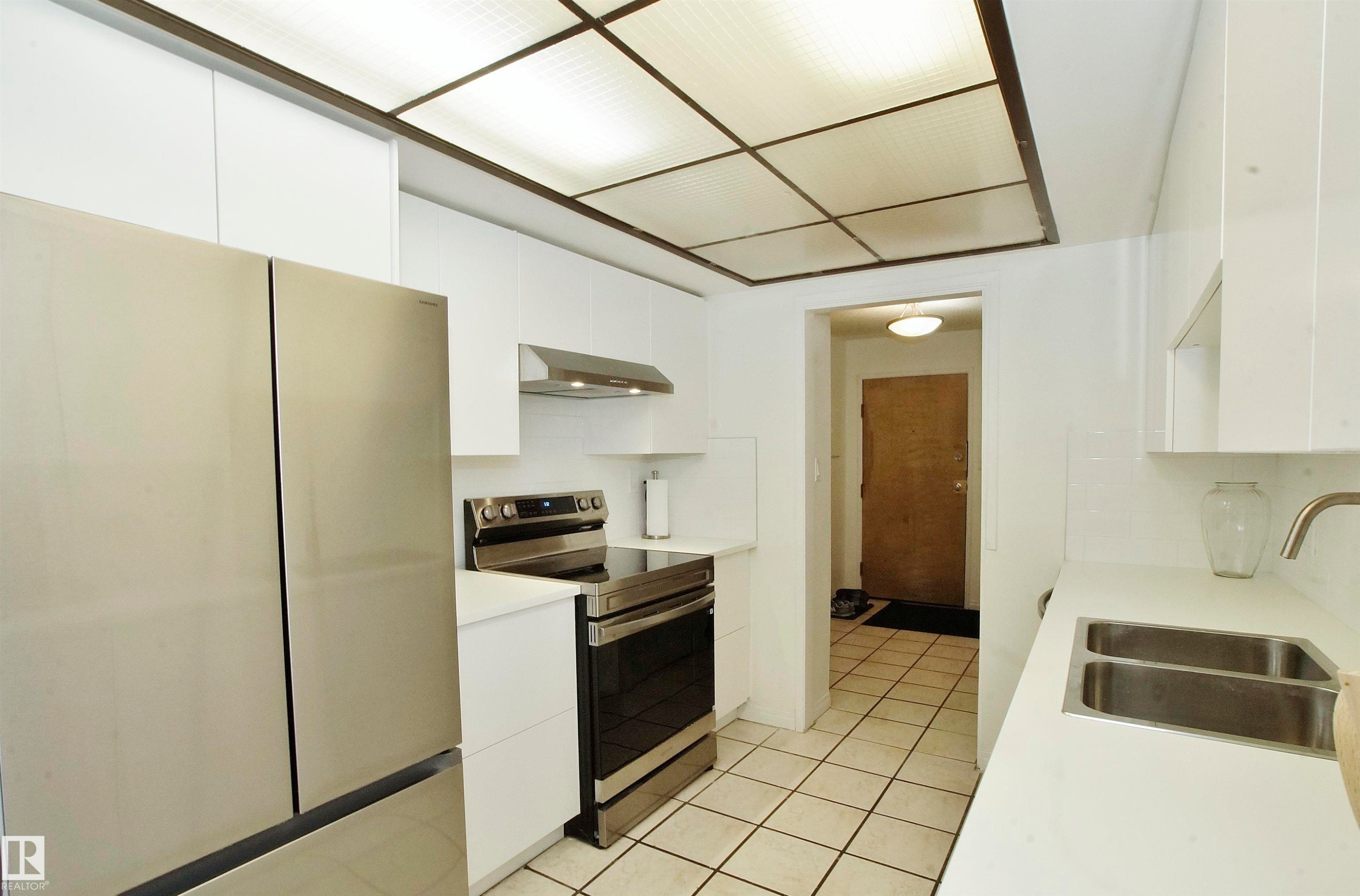 #235 4404 122 St Nw, Edmonton, AB - Indoor Photo Showing Kitchen With Double Sink