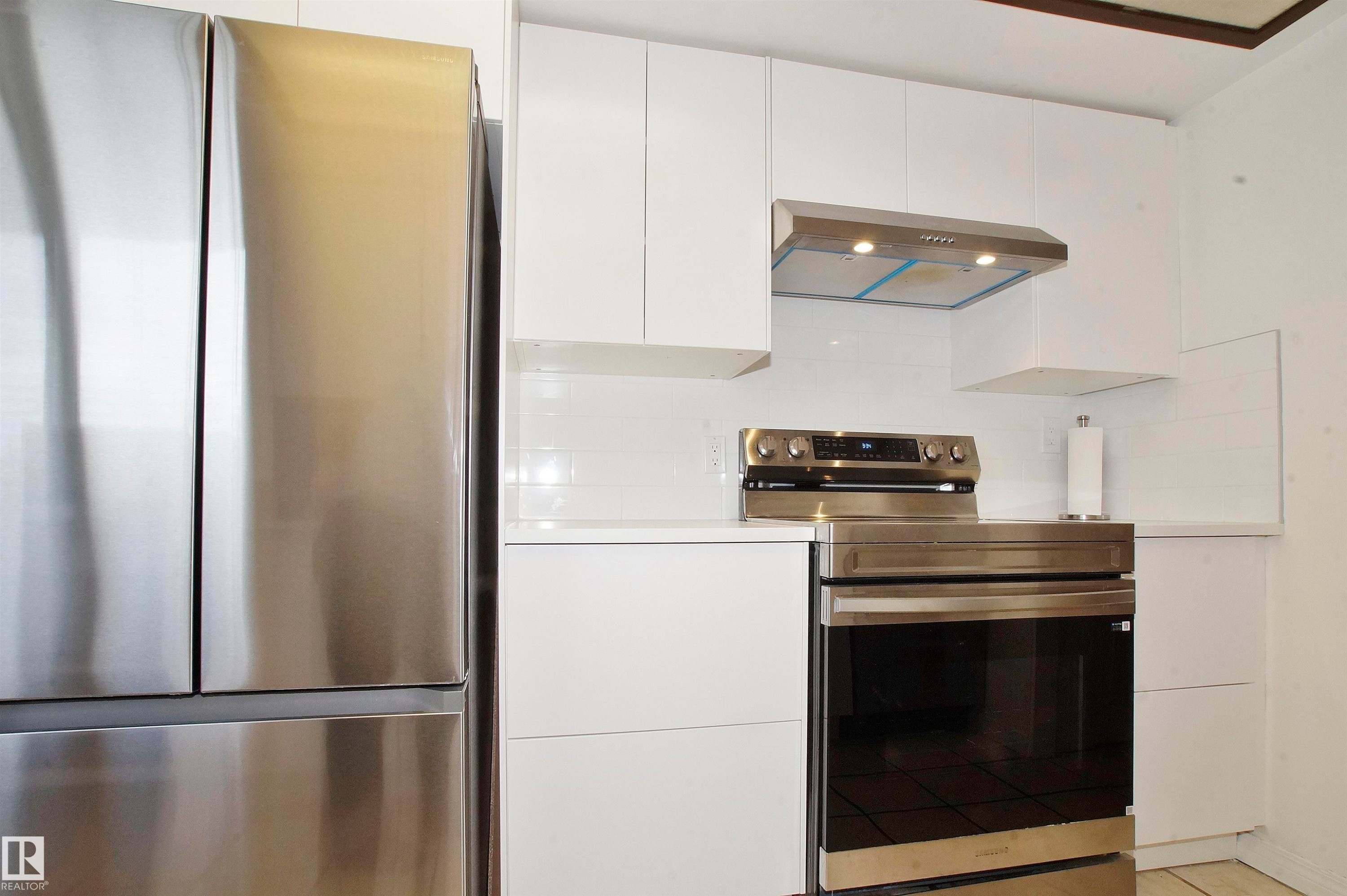 #235 4404 122 St Nw, Edmonton, AB - Indoor Photo Showing Kitchen With Stainless Steel Kitchen