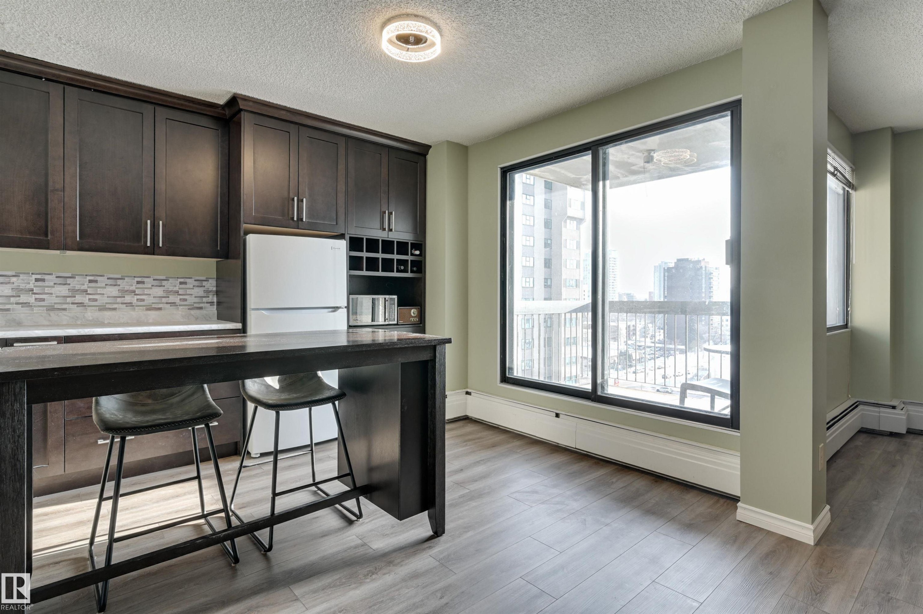#1003 10155 114 St Nw, Edmonton, AB - Indoor Photo Showing Kitchen