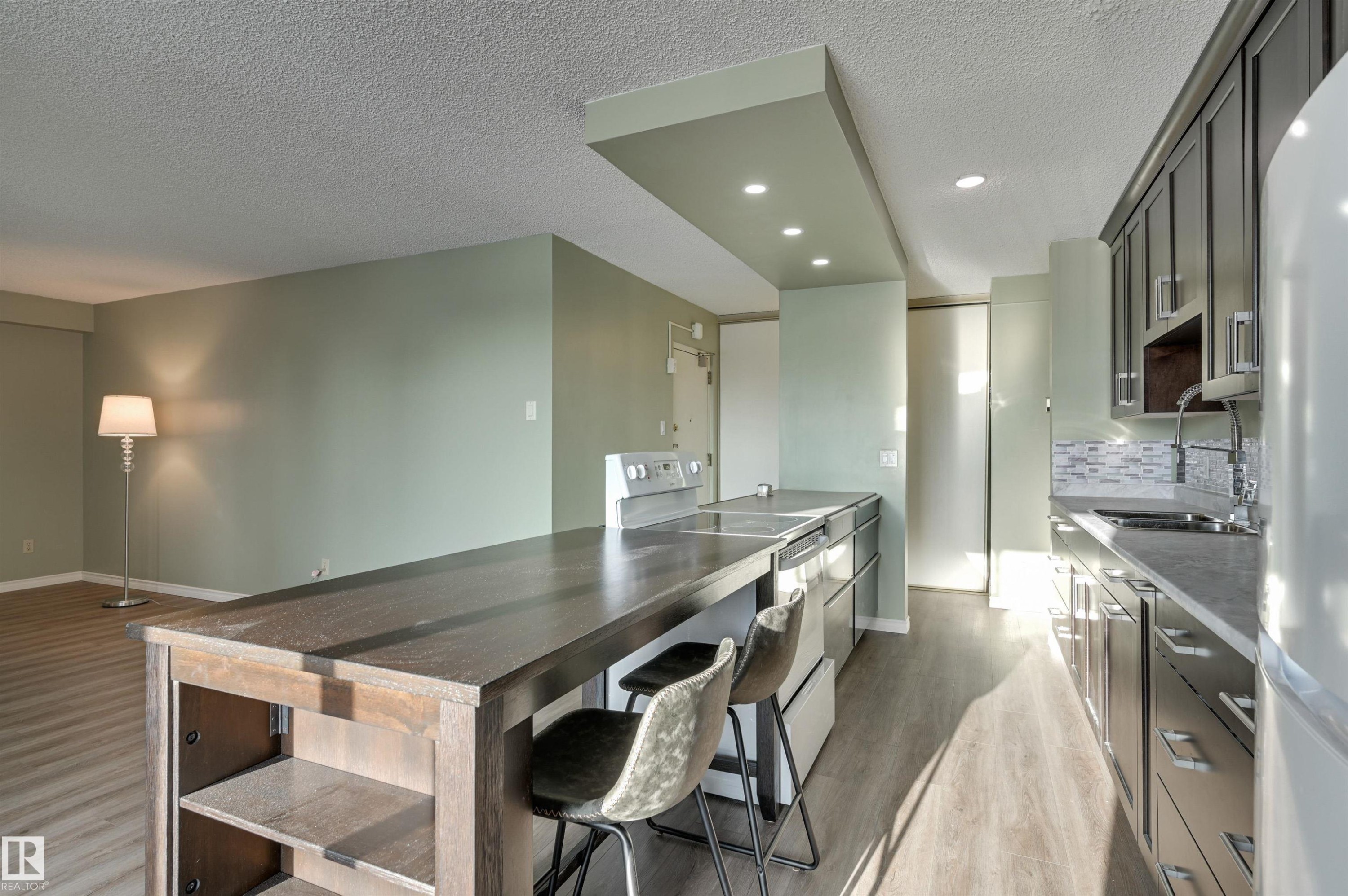#1003 10155 114 St Nw, Edmonton, AB - Indoor