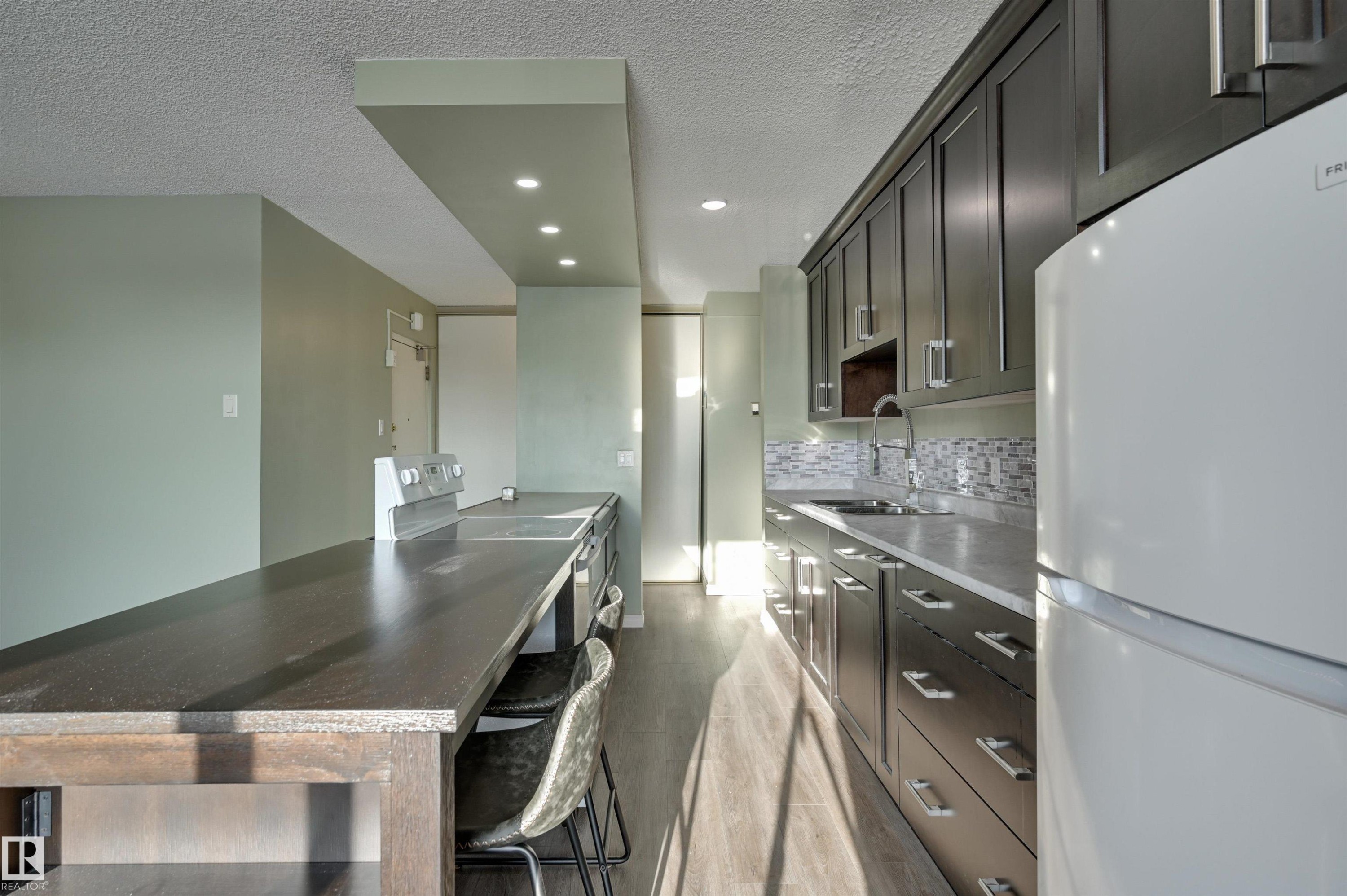 #1003 10155 114 St Nw, Edmonton, AB - Indoor Photo Showing Kitchen With Upgraded Kitchen