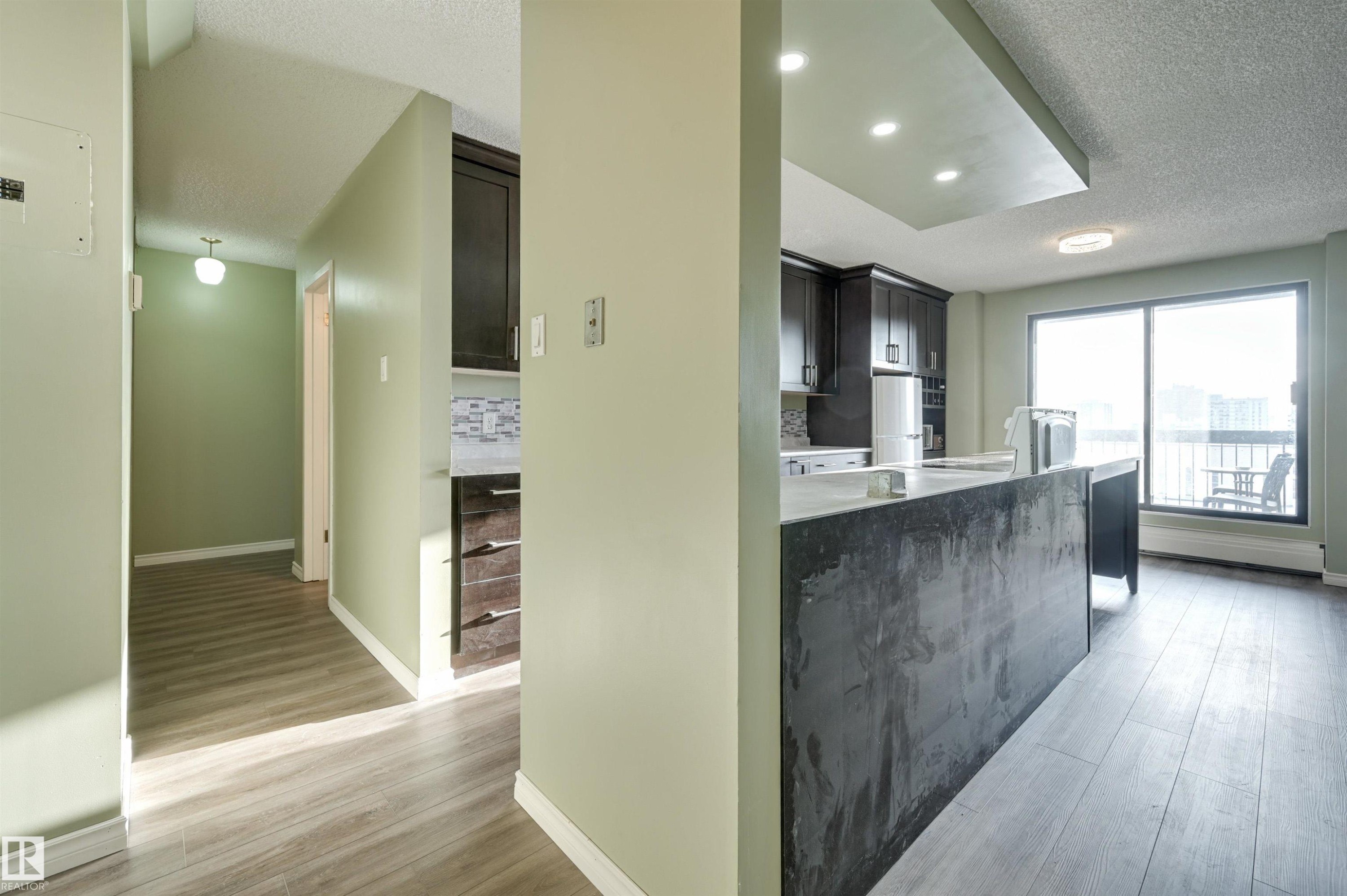 #1003 10155 114 St Nw, Edmonton, AB - Indoor
