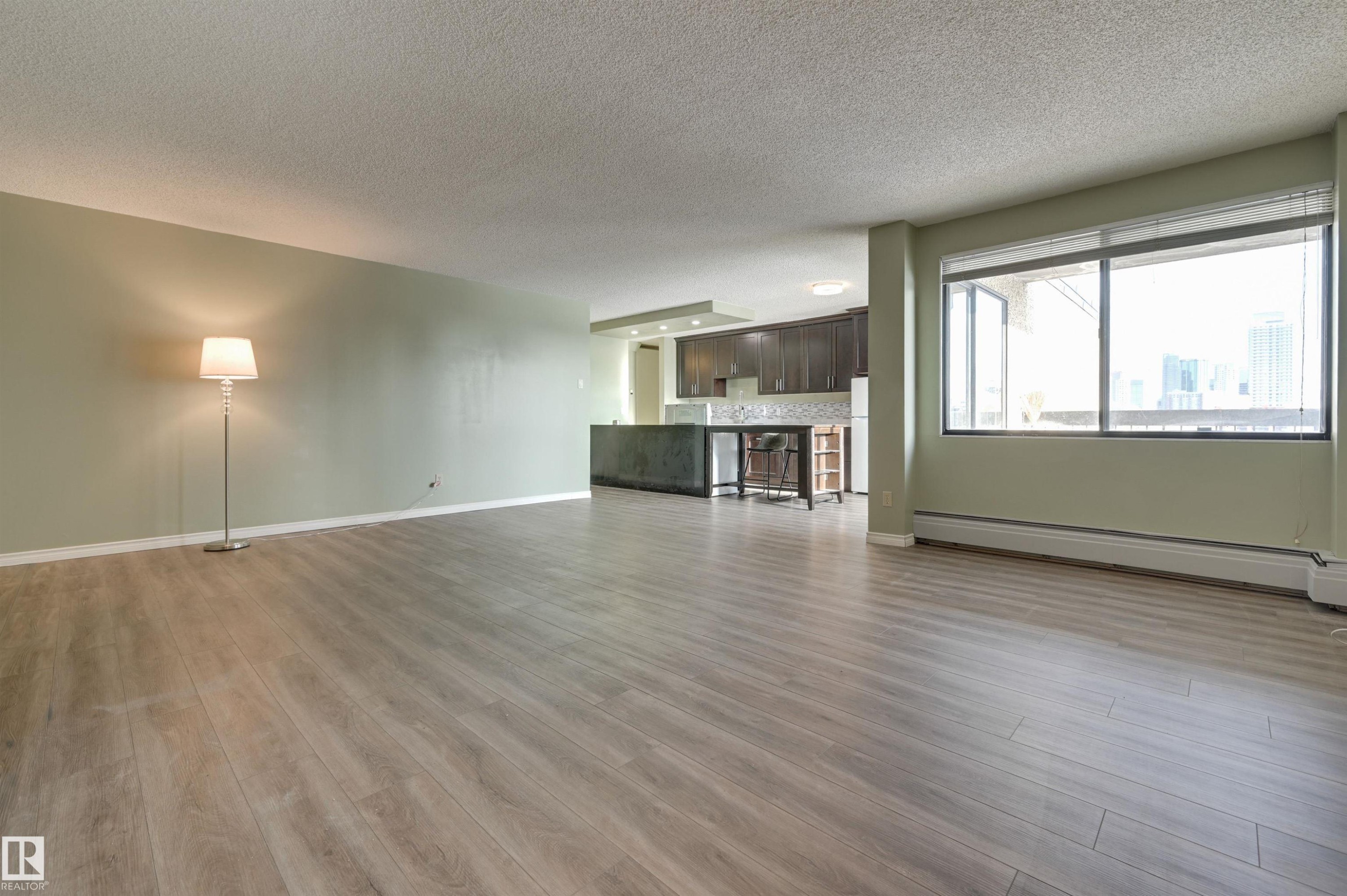 #1003 10155 114 St Nw, Edmonton, AB - Indoor Photo Showing Living Room