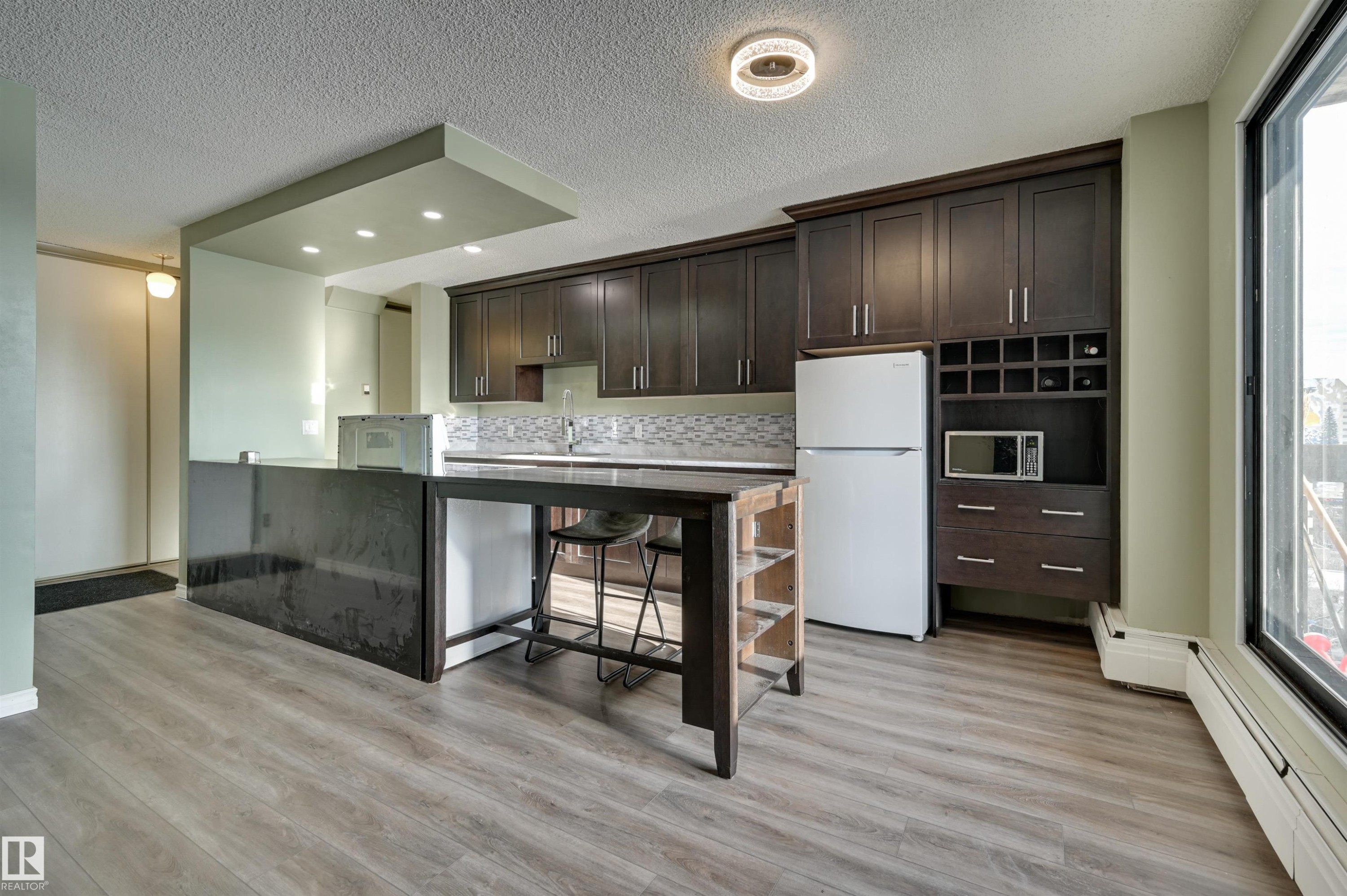 #1003 10155 114 St Nw, Edmonton, AB - Indoor Photo Showing Kitchen
