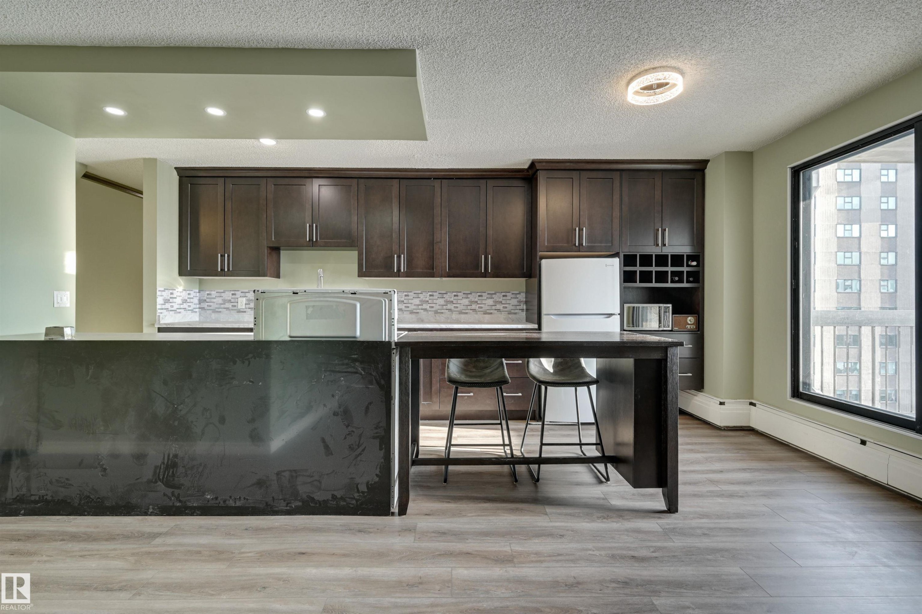 #1003 10155 114 St Nw, Edmonton, AB - Indoor Photo Showing Kitchen