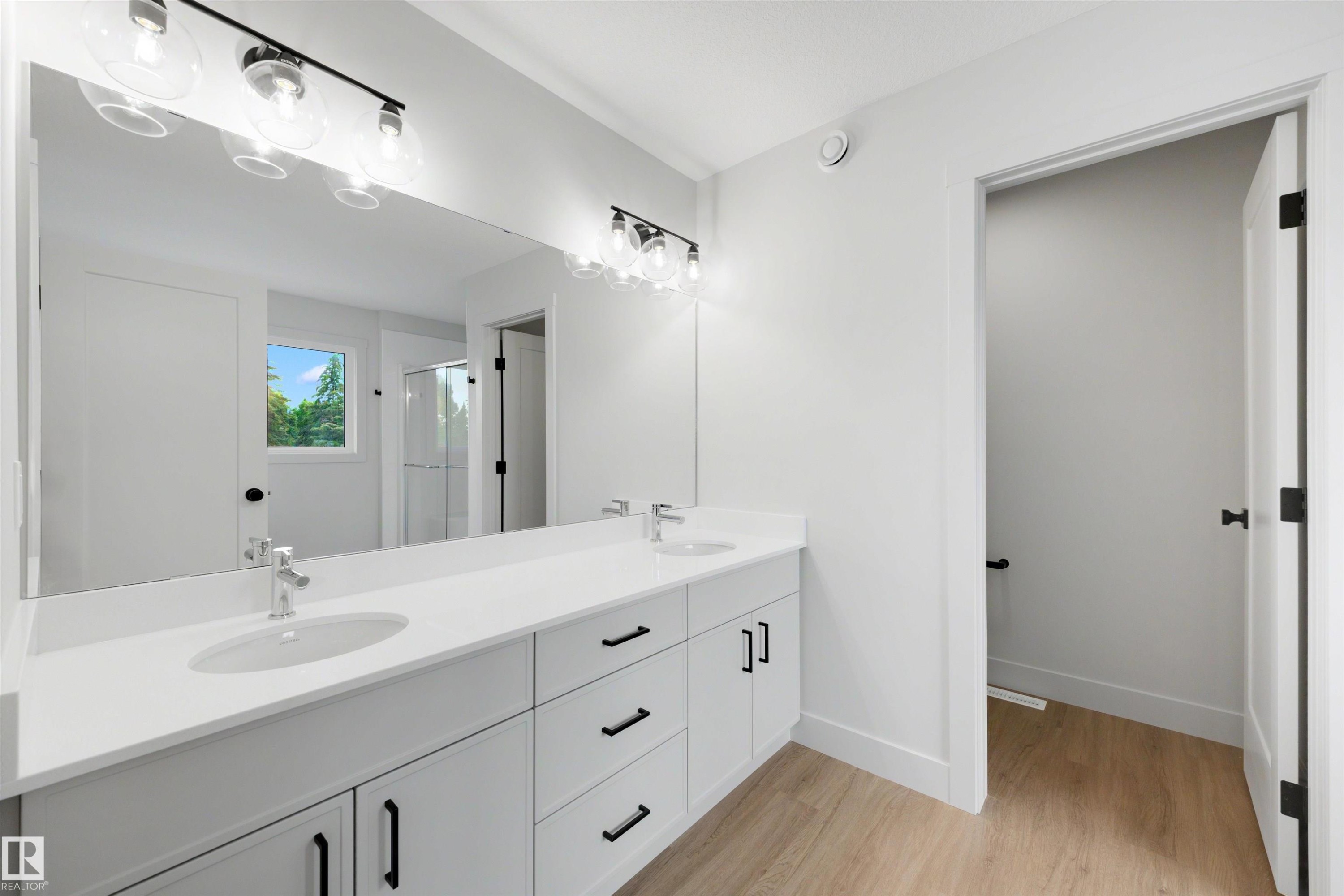 Dual vanity with white countertops and undermount sinks - 24 Grayson Green, Stony Plain, AB