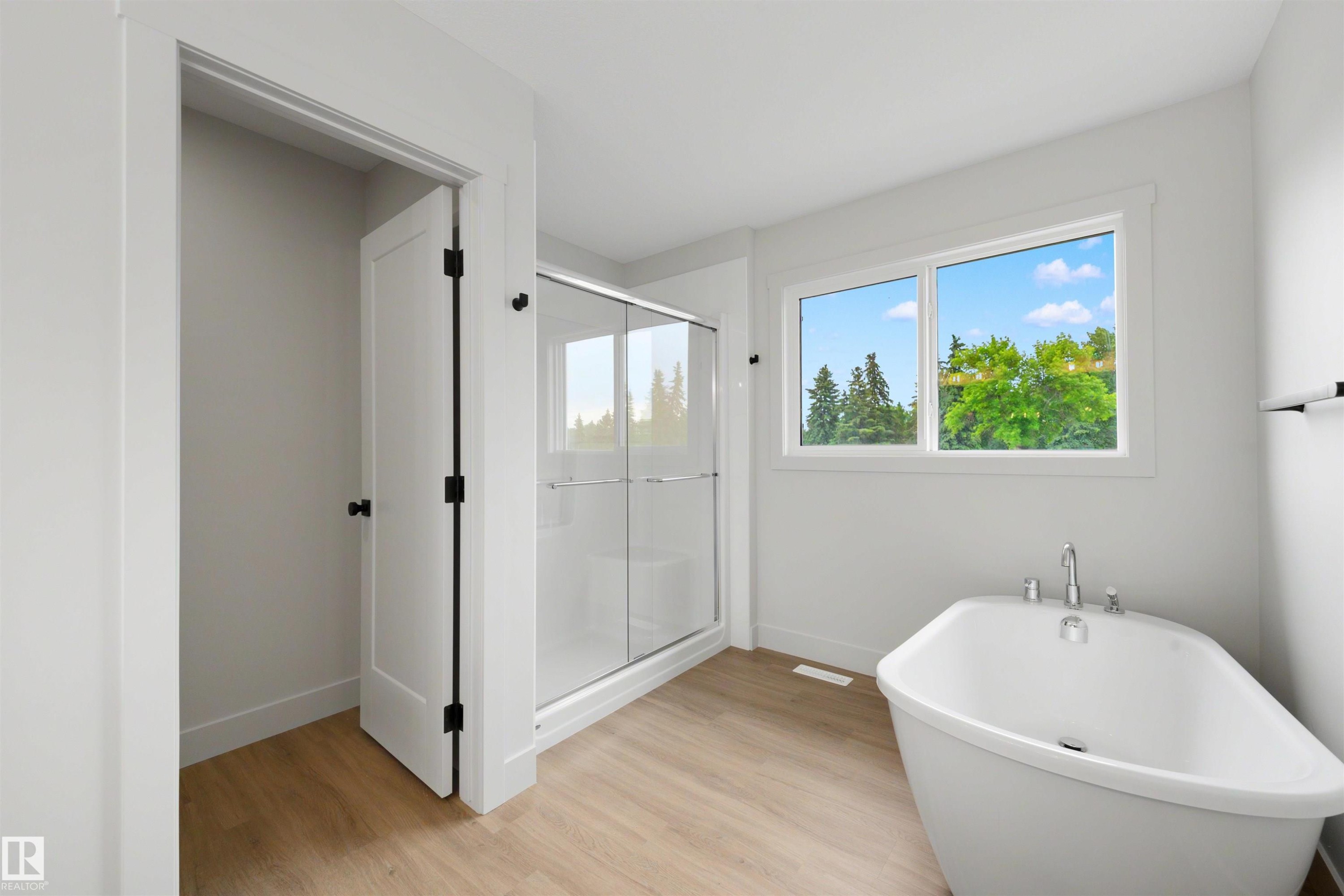 Freestanding soaking tub with chrome fixtures - 24 Grayson Green, Stony Plain, AB