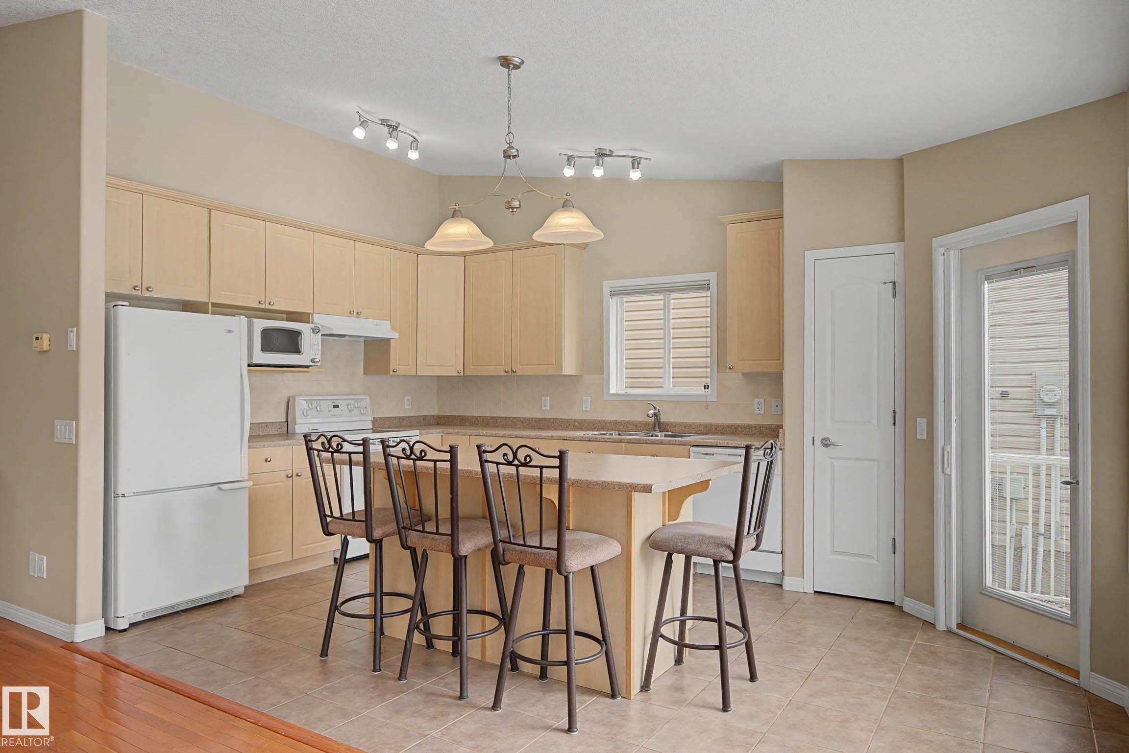 #6 2031 Brennan Cr Nw, Edmonton, AB - Indoor Photo Showing Kitchen