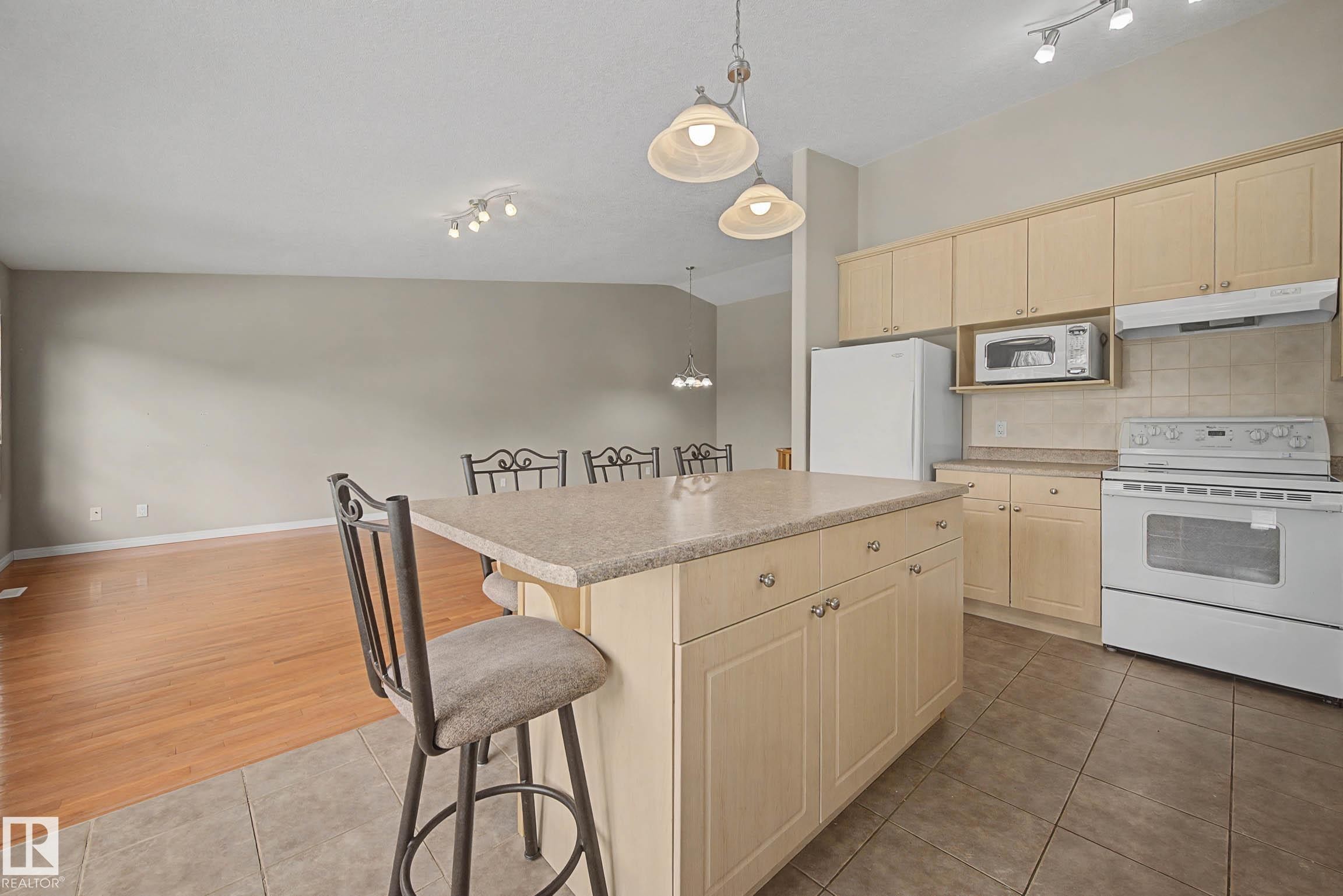 #6 2031 Brennan Cr Nw, Edmonton, AB - Indoor Photo Showing Kitchen