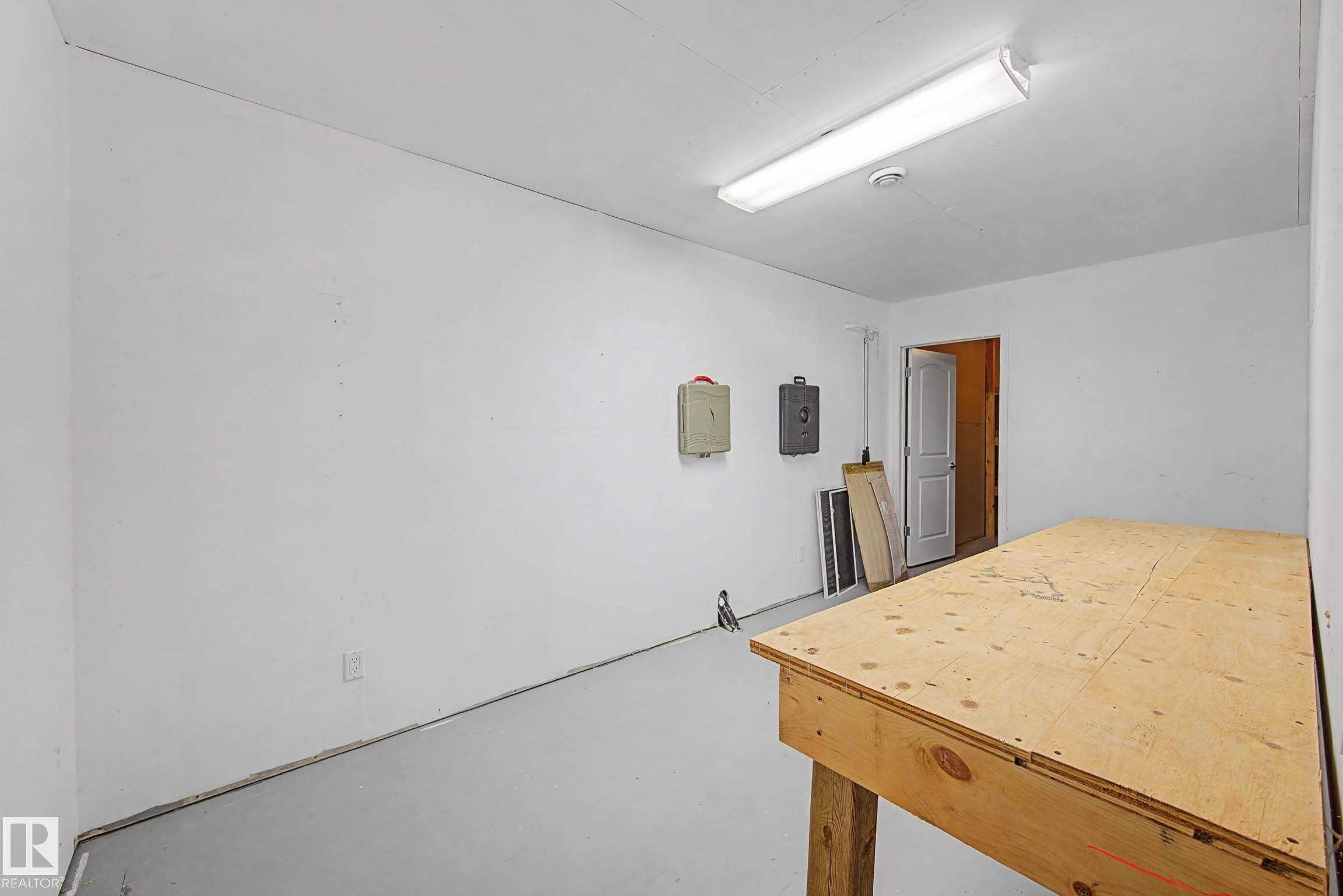 #6 2031 Brennan Cr Nw, Edmonton, AB - Indoor Photo Showing Other Room