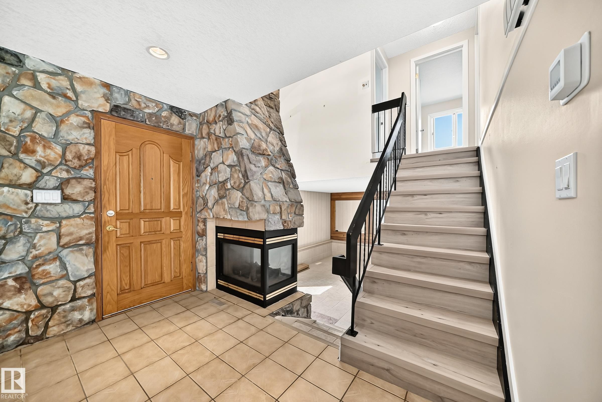 Entrance foyer - 18636 71 Avenue, Edmonton, AB