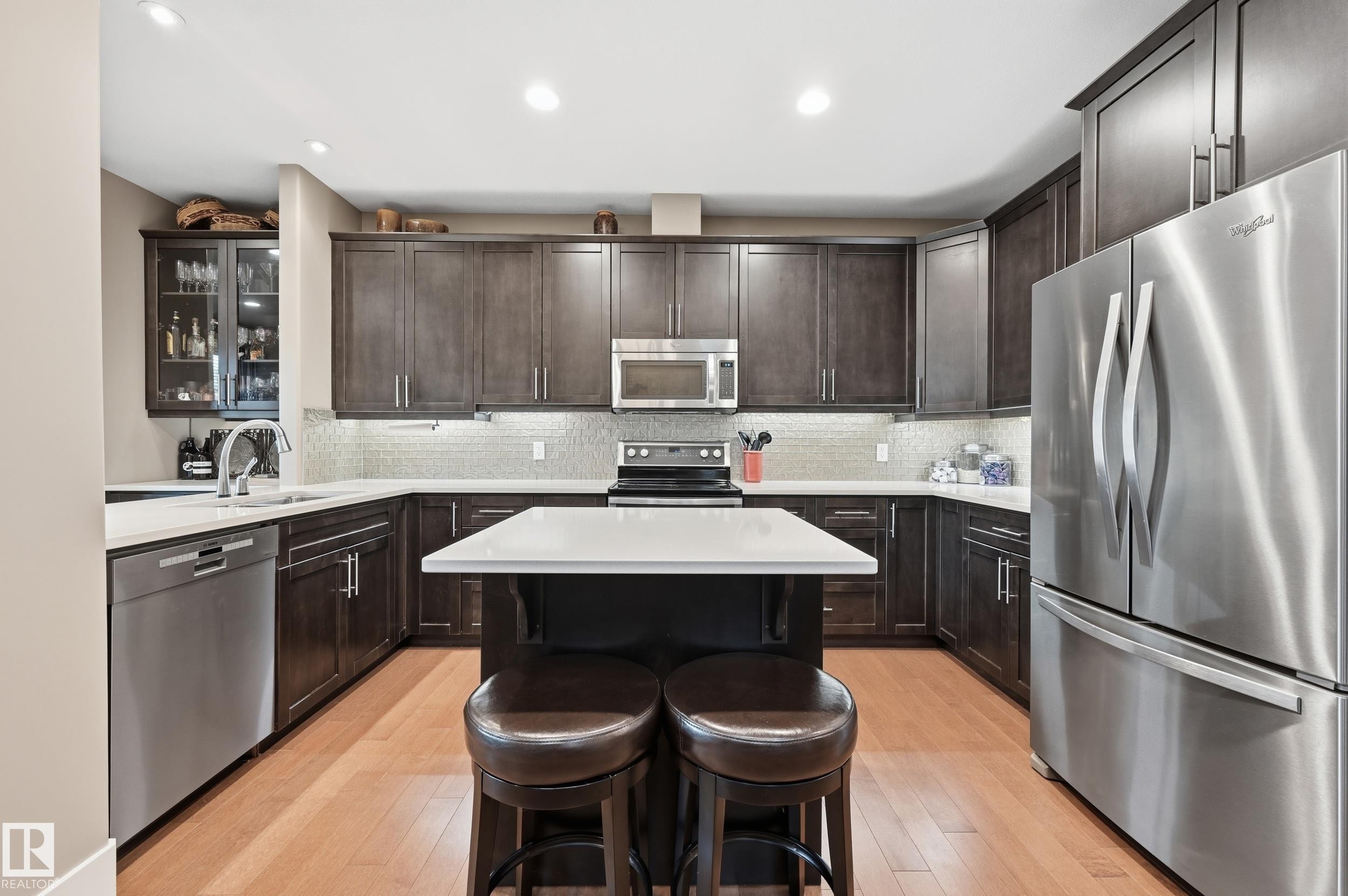3252 Allan Way, Edmonton, AB - Indoor Photo Showing Kitchen With Upgraded Kitchen