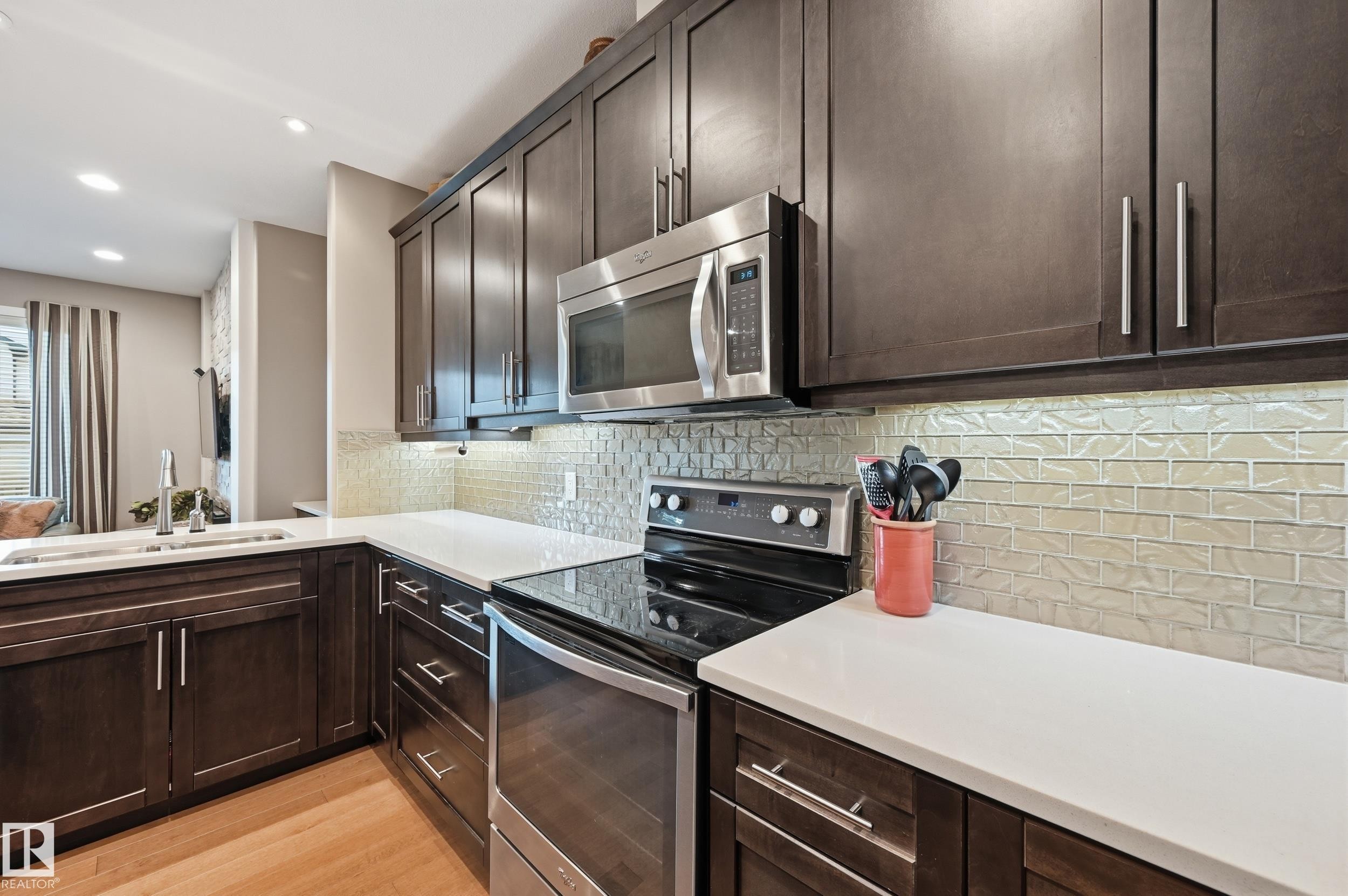3252 Allan Way, Edmonton, AB - Indoor Photo Showing Kitchen With Upgraded Kitchen