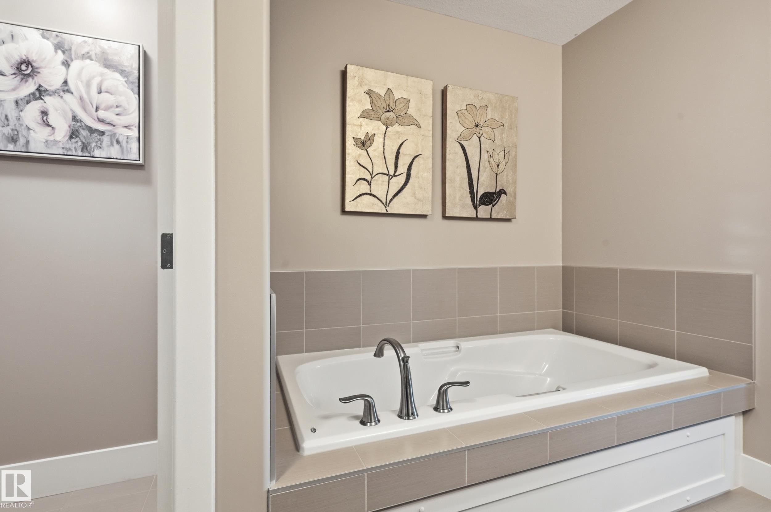 3252 Allan Way, Edmonton, AB - Indoor Photo Showing Bathroom