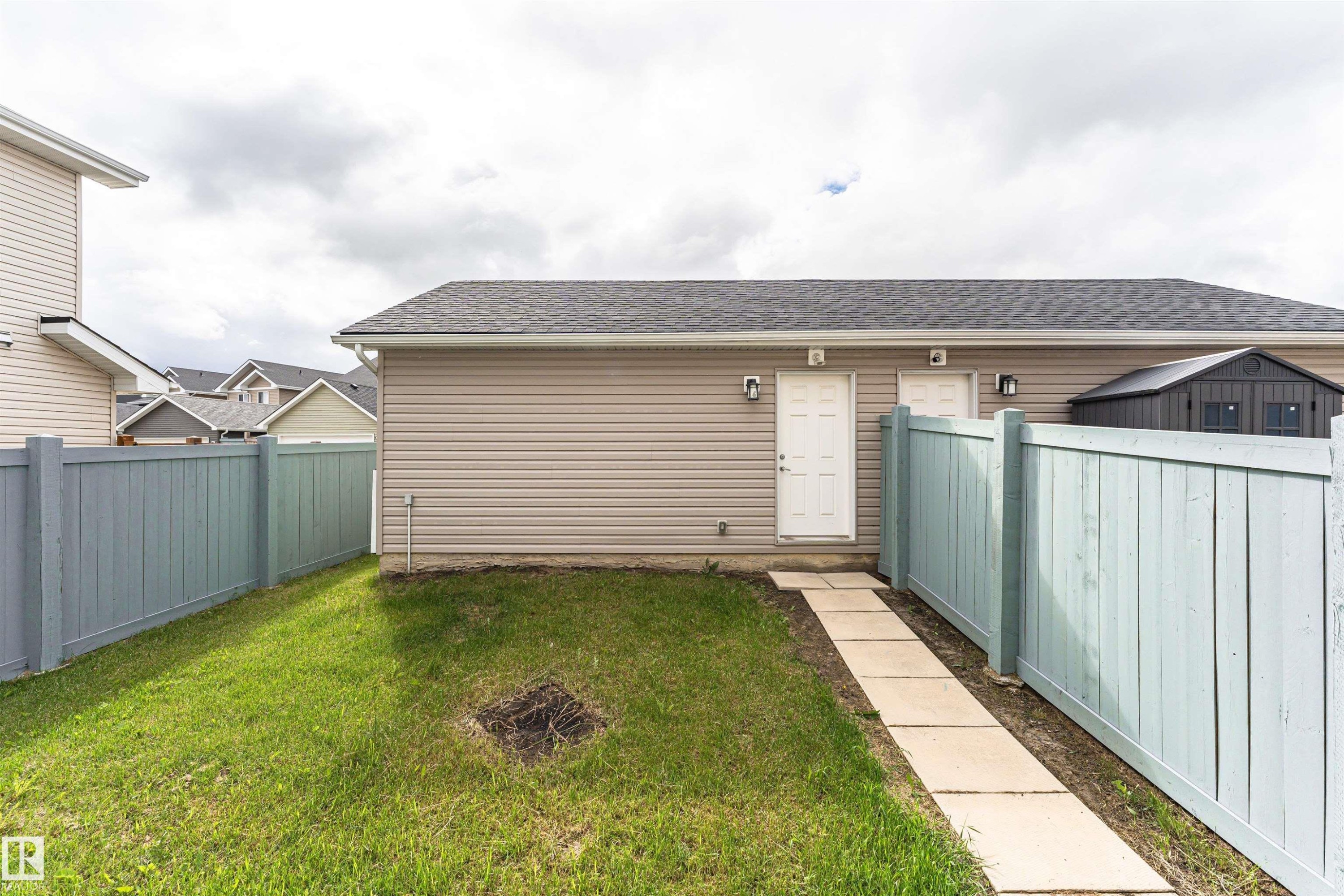 Detached garage with horizontal siding and a shingled roof - 2397 Glenridding Boulevard, Edmonton, AB