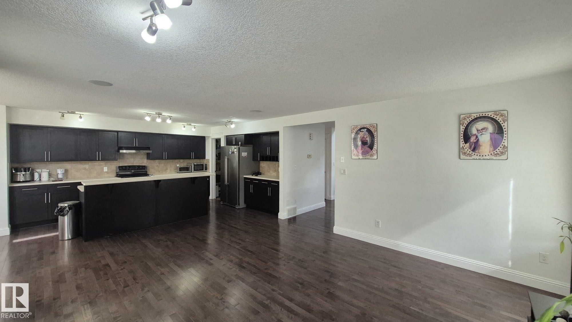 5440 1A Avenue, Edmonton, AB - Indoor Photo Showing Kitchen