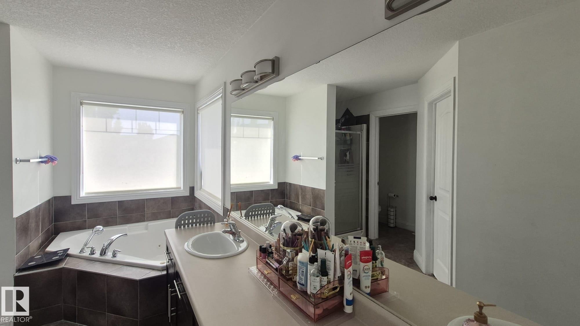 5440 1A Avenue, Edmonton, AB - Indoor Photo Showing Bathroom