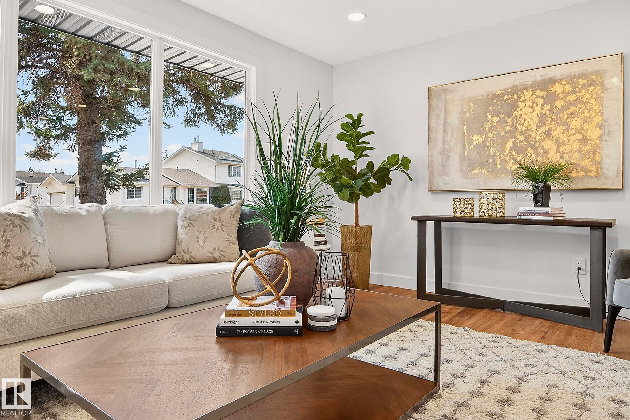 18312 91 Avenue Nw, Edmonton, AB - Indoor Photo Showing Living Room