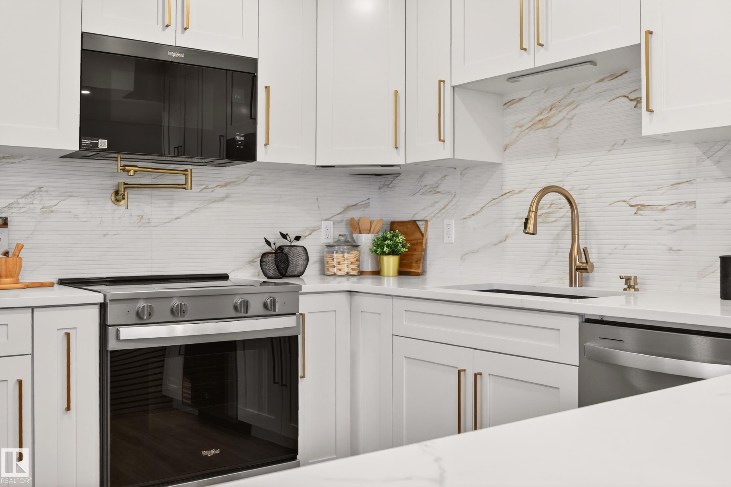 18312 91 Avenue Nw, Edmonton, AB - Indoor Photo Showing Kitchen With Upgraded Kitchen