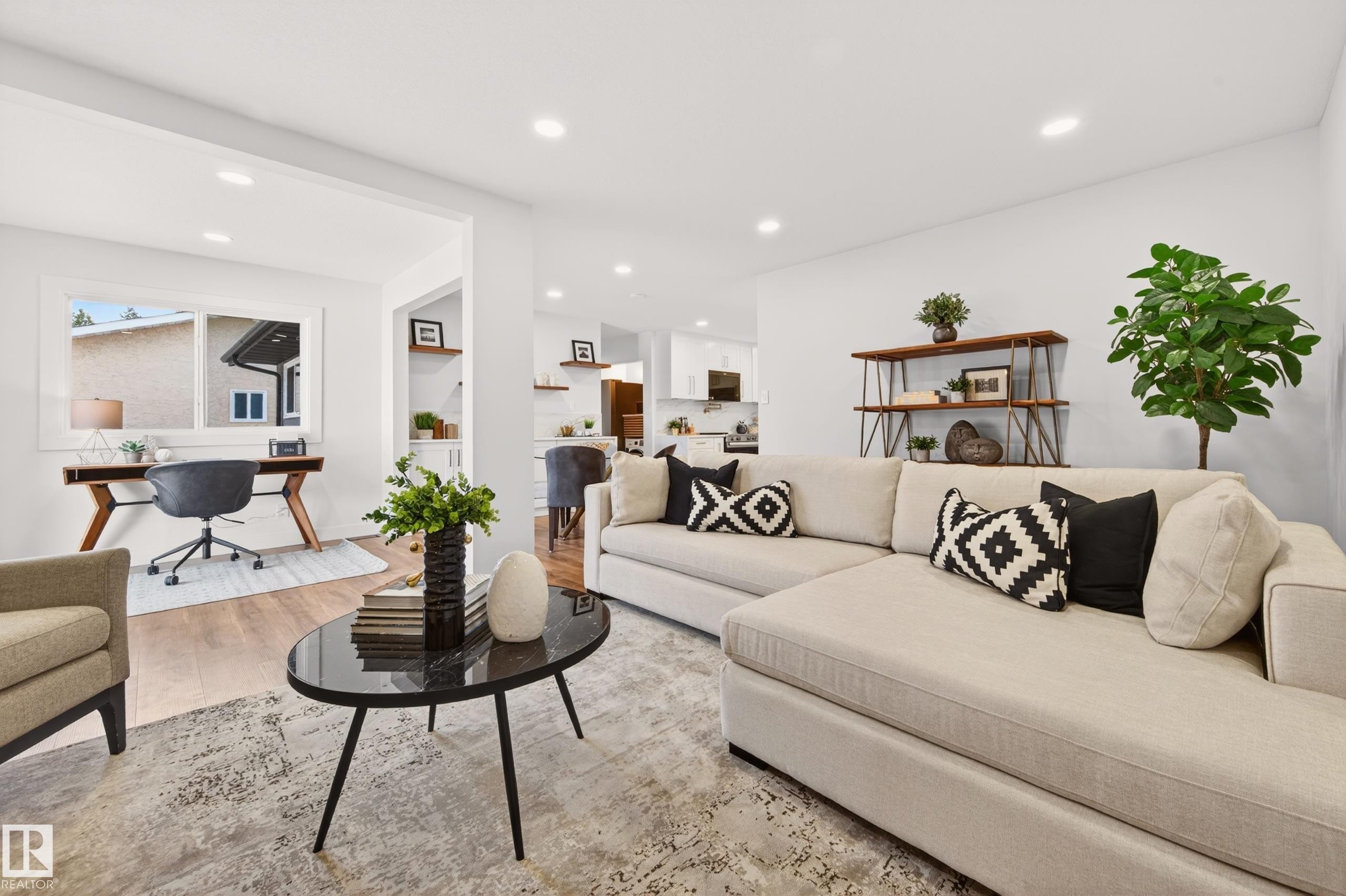 18312 91 Avenue Nw, Edmonton, AB - Indoor Photo Showing Living Room