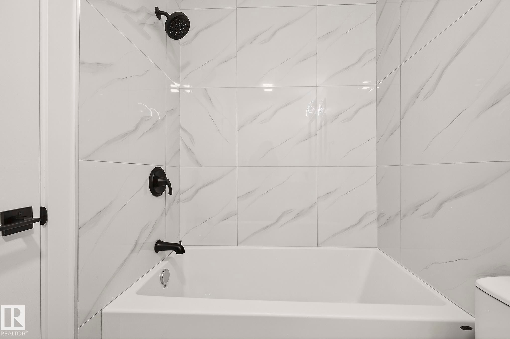 18312 91 Avenue Nw, Edmonton, AB - Indoor Photo Showing Bathroom