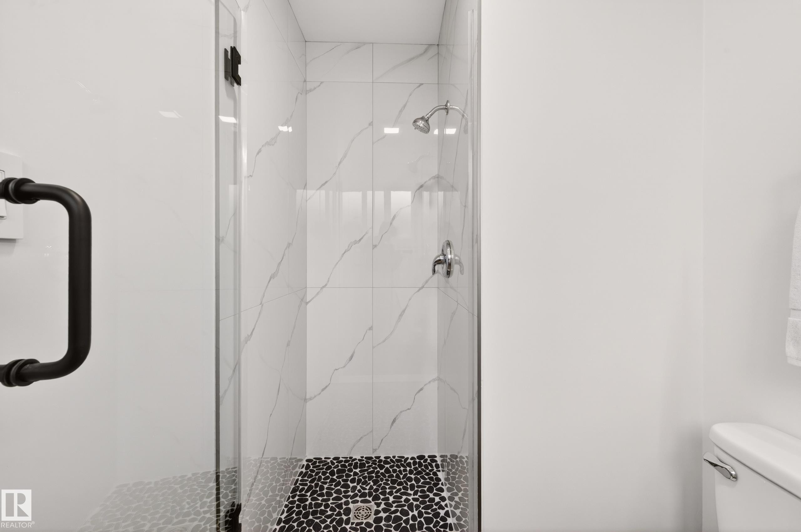 18312 91 Avenue Nw, Edmonton, AB - Indoor Photo Showing Bathroom