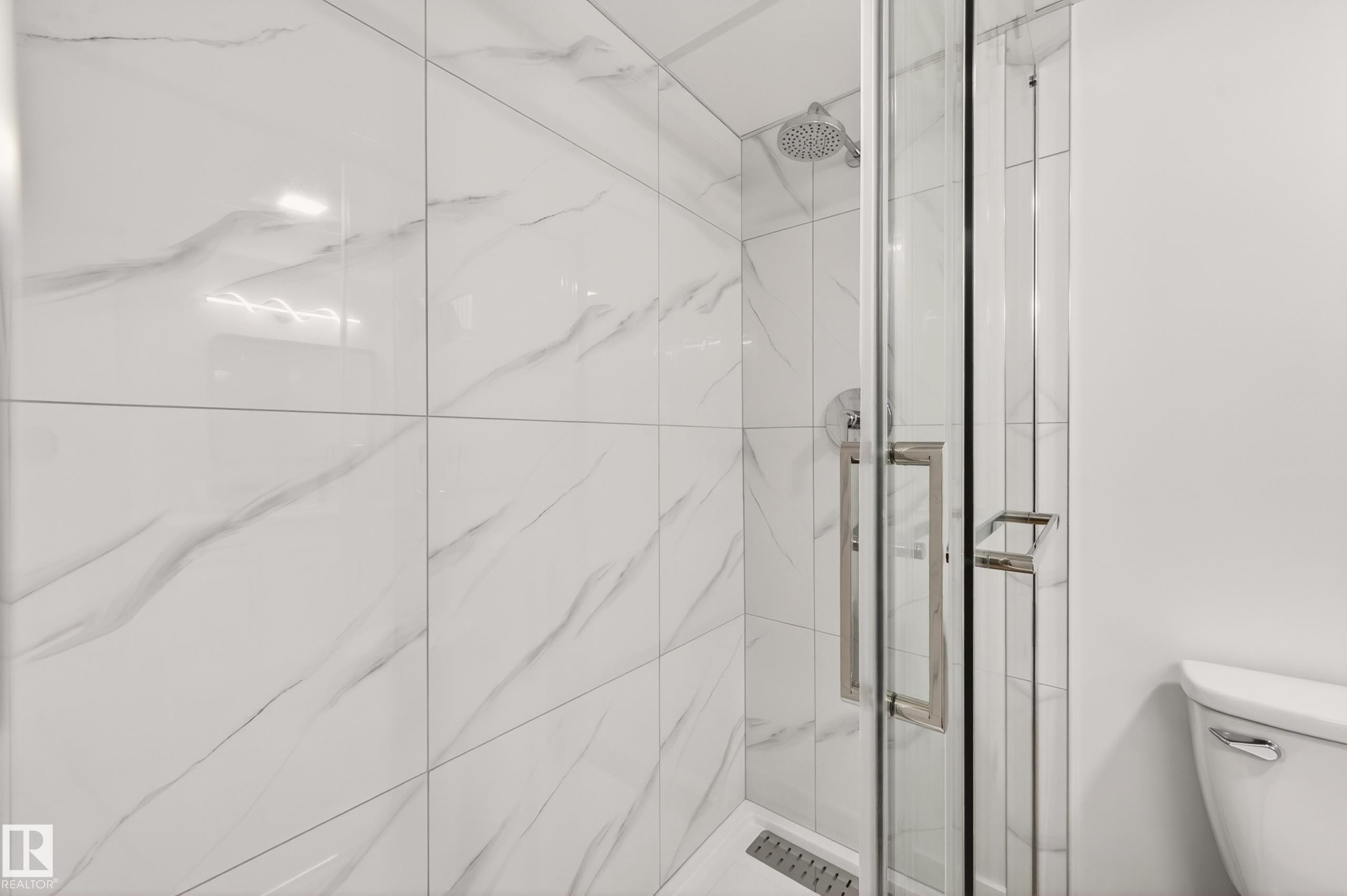 18312 91 Avenue Nw, Edmonton, AB - Indoor Photo Showing Bathroom
