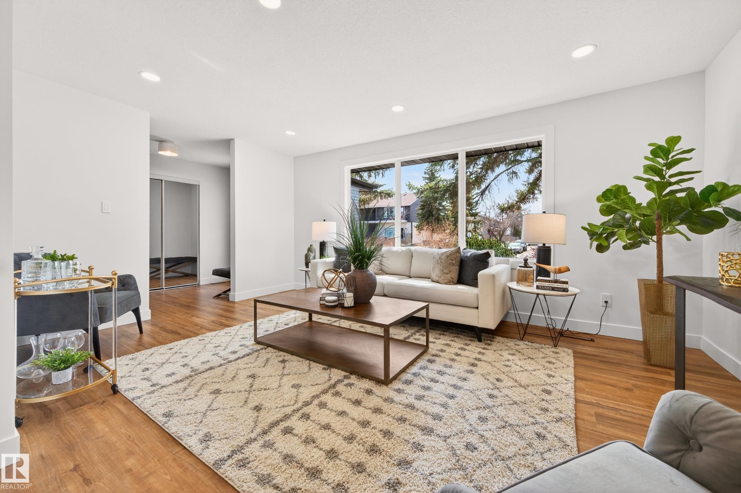 18312 91 Avenue Nw, Edmonton, AB - Indoor Photo Showing Living Room