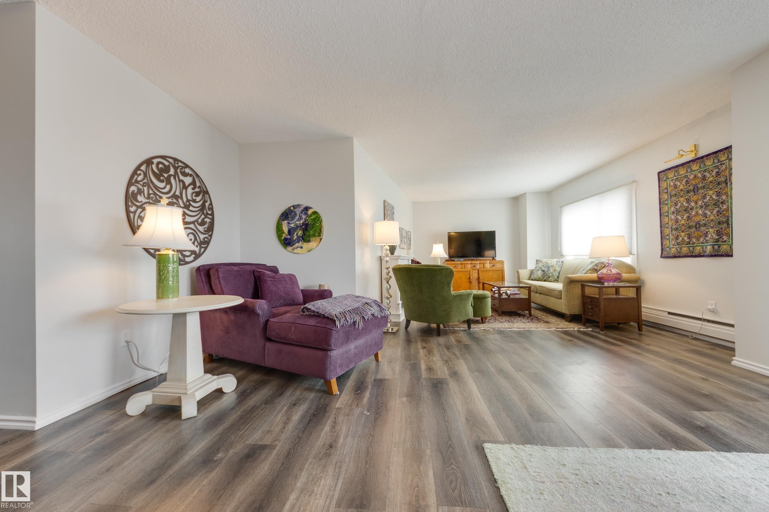 #1001 9909 110 St Nw, Edmonton, AB - Indoor Photo Showing Living Room
