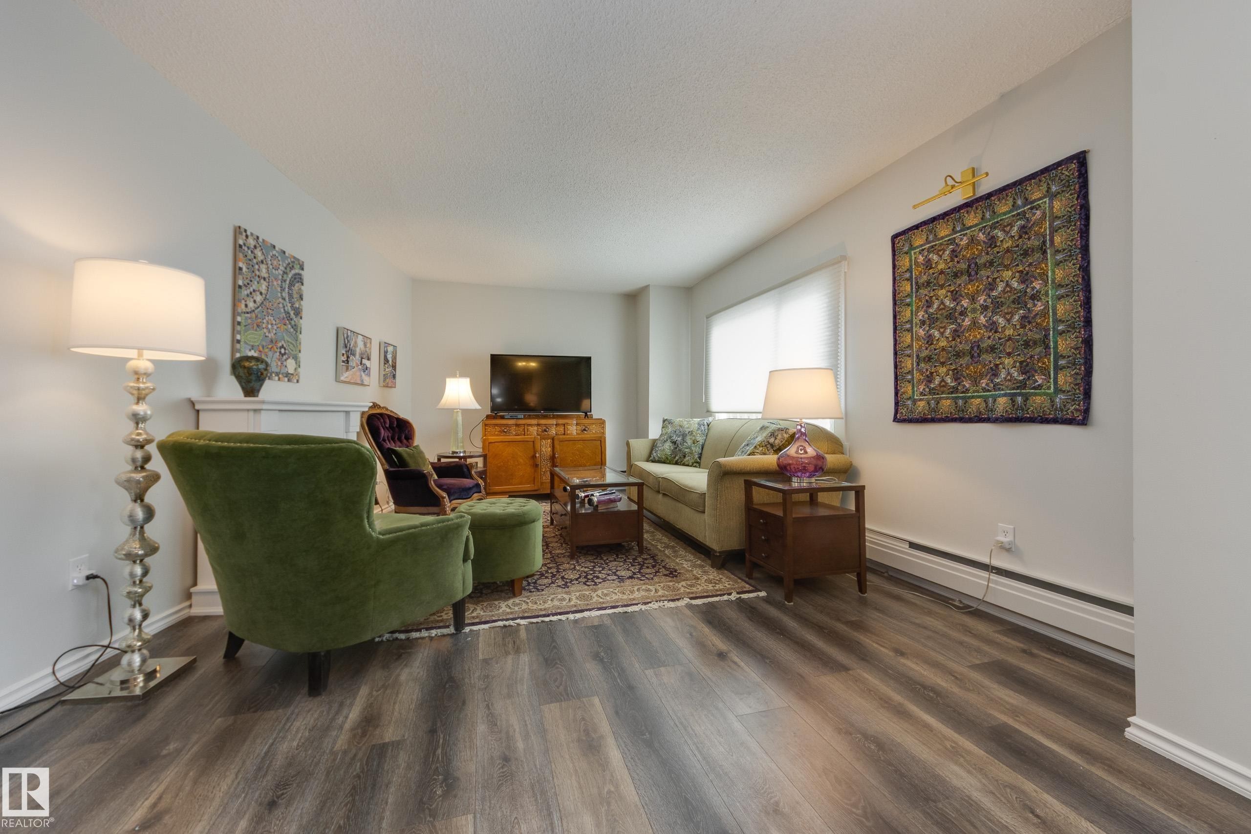 #1001 9909 110 St Nw, Edmonton, AB - Indoor Photo Showing Living Room