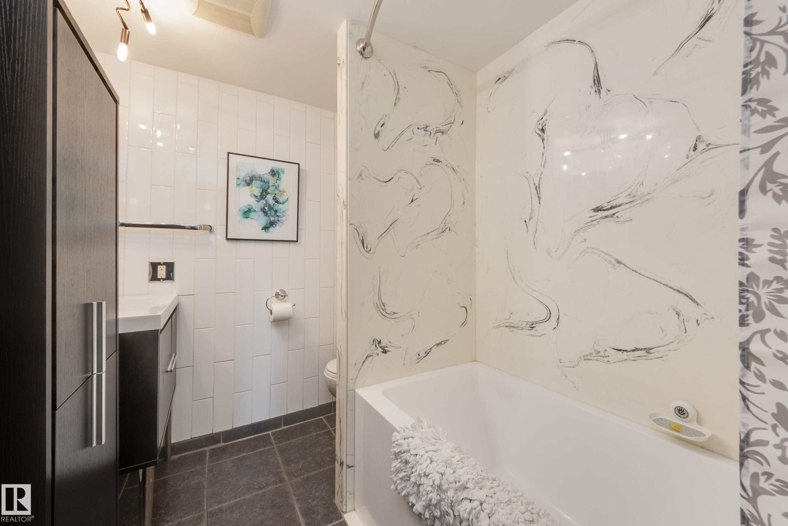 #1001 9909 110 St Nw, Edmonton, AB - Indoor Photo Showing Bathroom