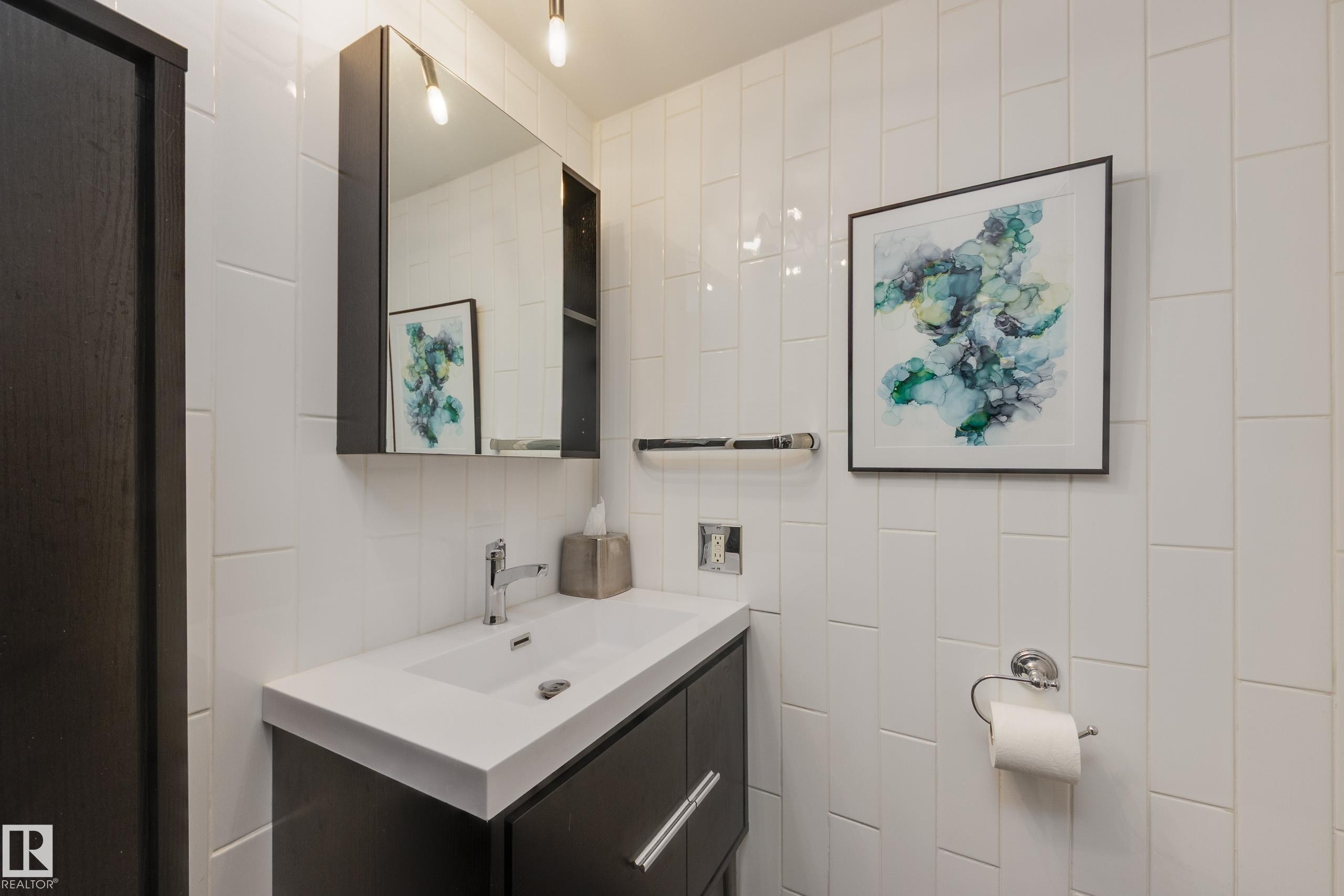 #1001 9909 110 St Nw, Edmonton, AB - Indoor Photo Showing Bathroom