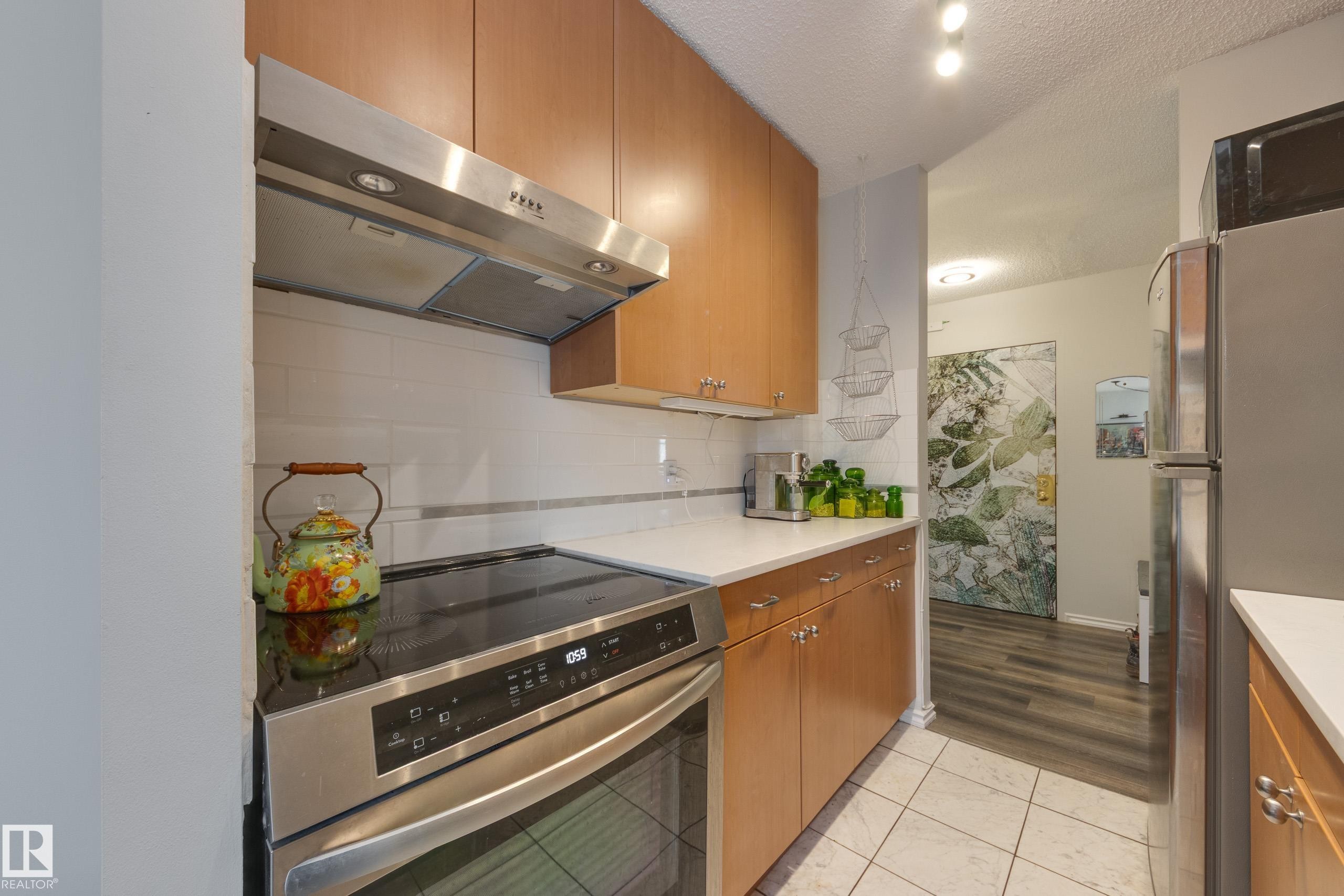 #1001 9909 110 St Nw, Edmonton, AB - Indoor Photo Showing Kitchen