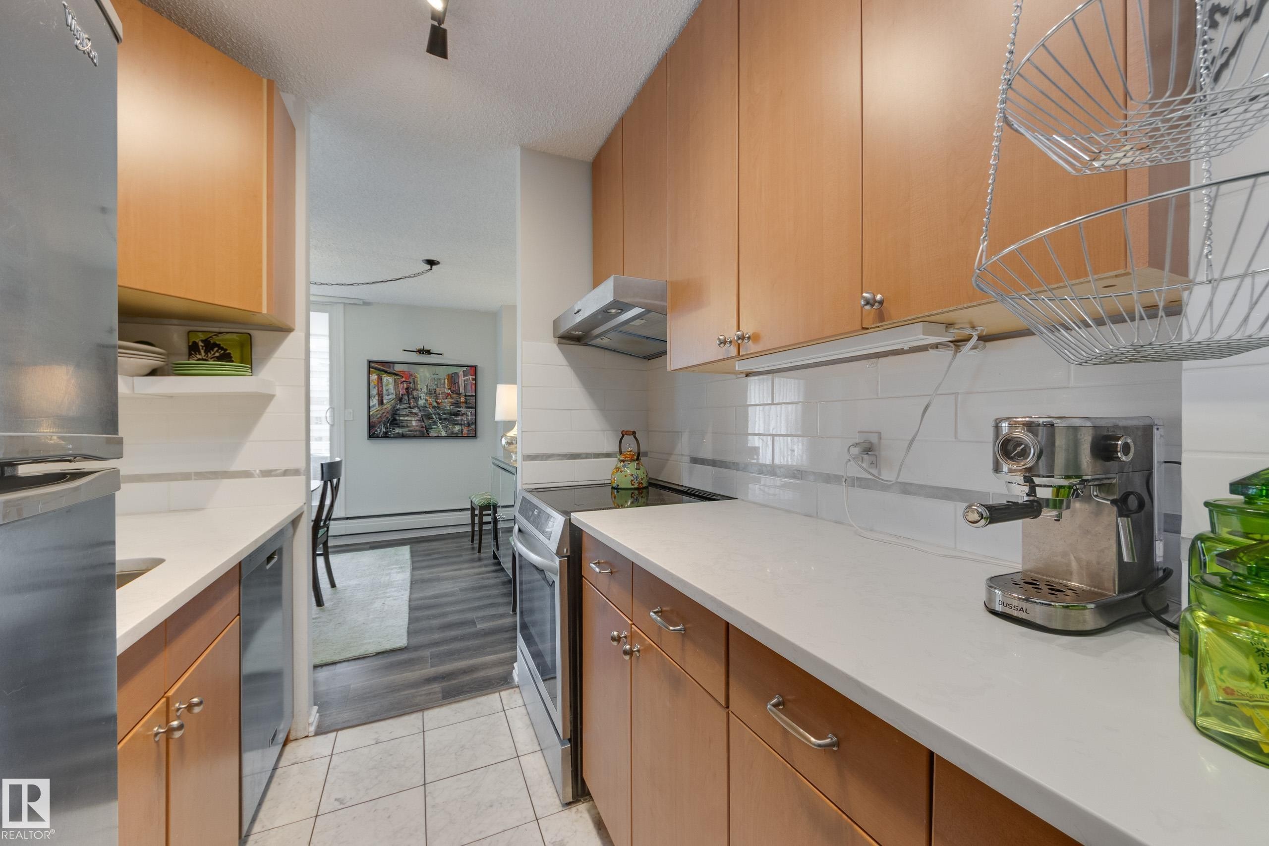 #1001 9909 110 St Nw, Edmonton, AB - Indoor Photo Showing Kitchen