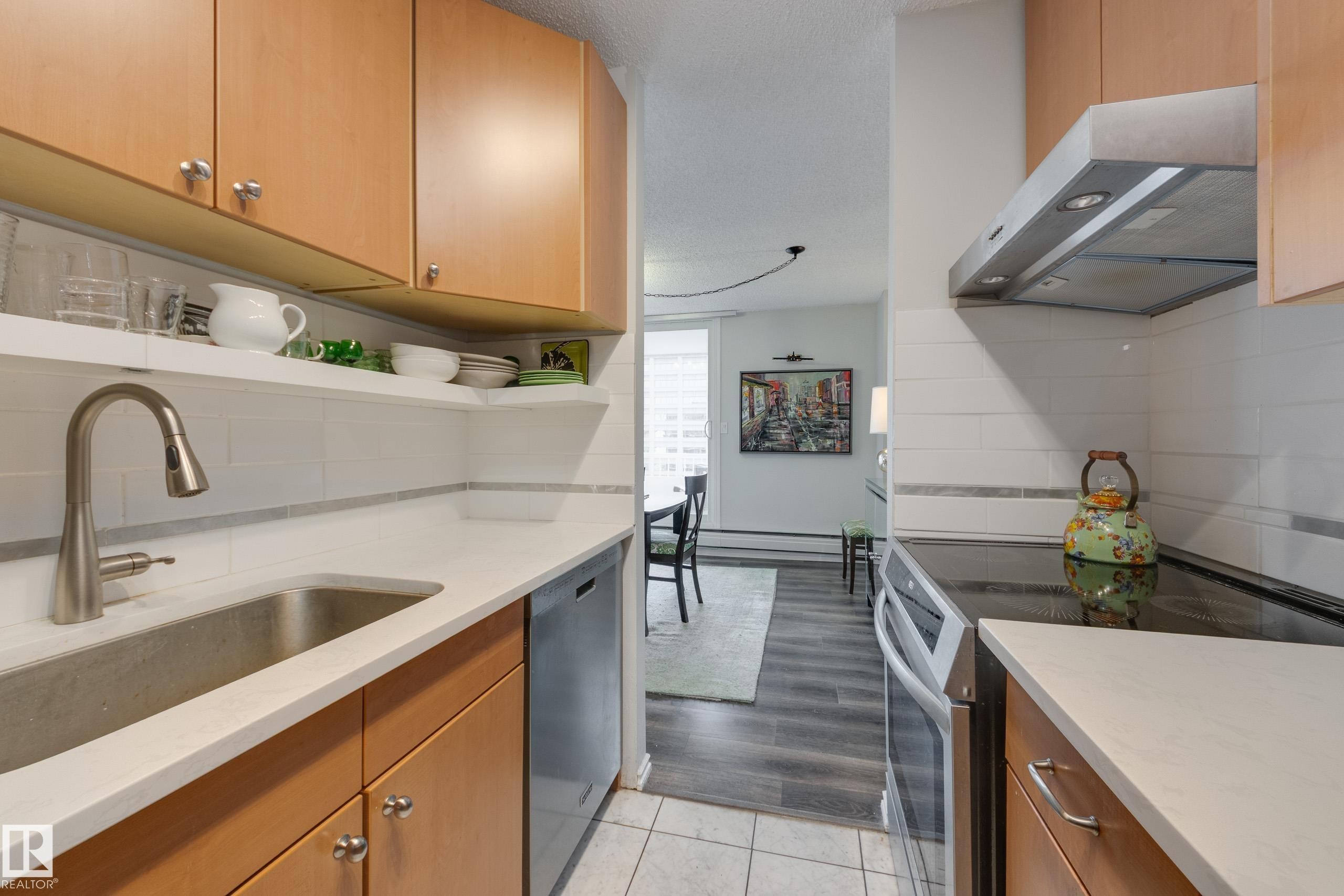 #1001 9909 110 St Nw, Edmonton, AB - Indoor Photo Showing Kitchen