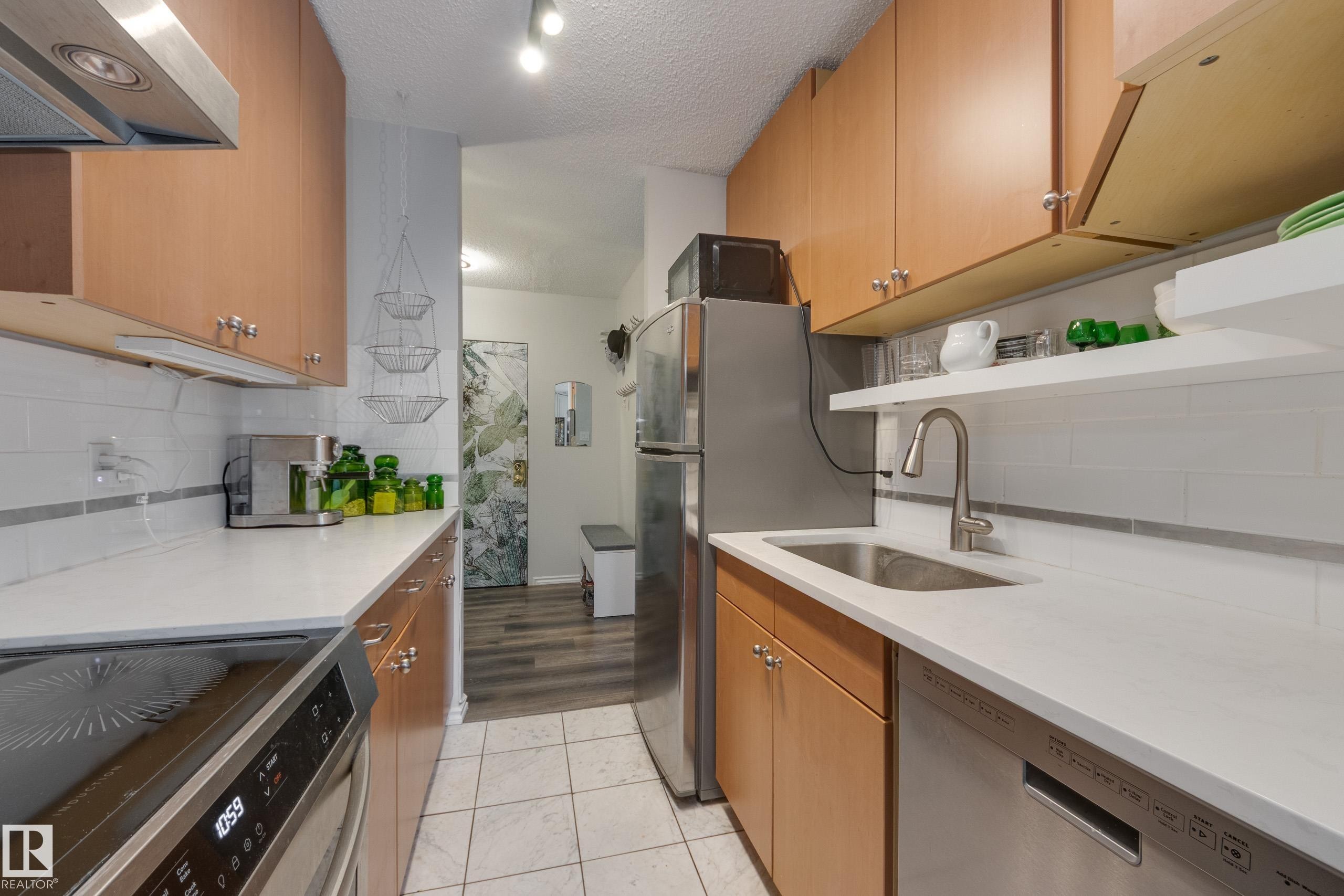 #1001 9909 110 St Nw, Edmonton, AB - Indoor Photo Showing Kitchen