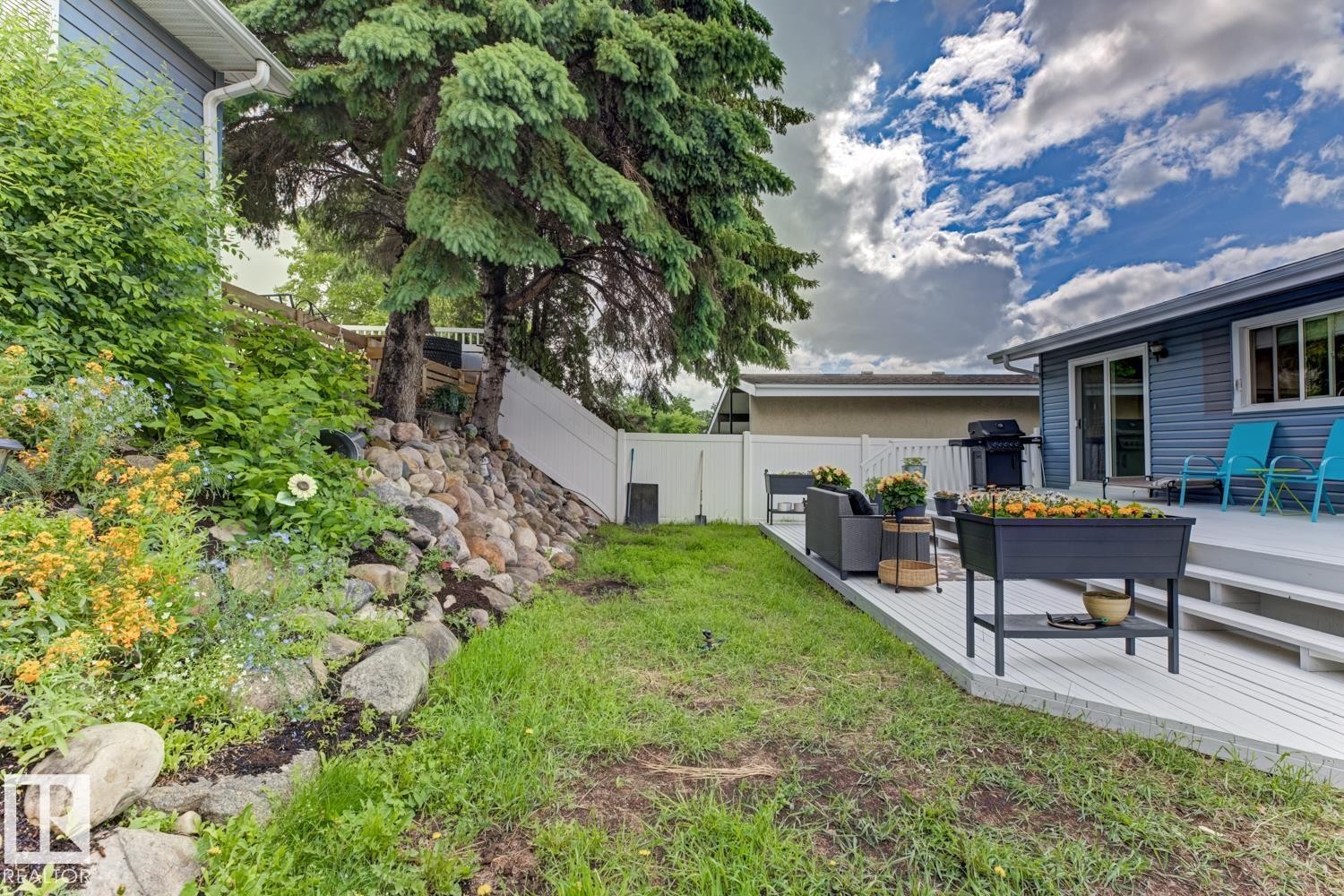 Spacious rear deck with light gray wood-finish flooring - 3504 102 Avenue, Edmonton, AB