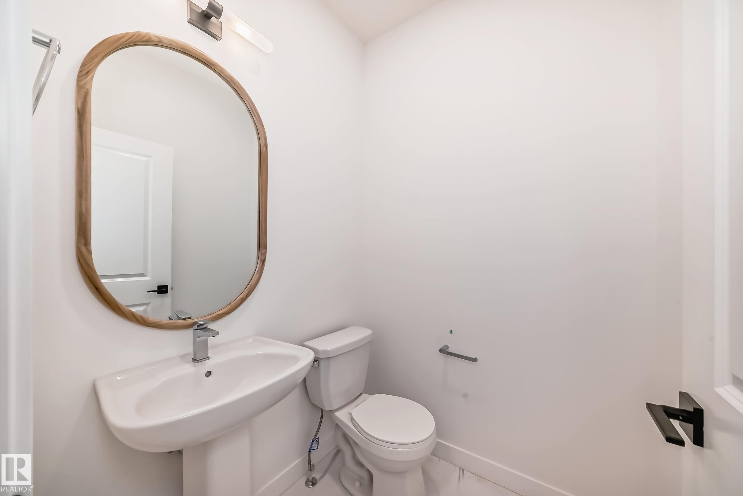 8255 Kiriak Loop Sw, Edmonton, AB - Indoor Photo Showing Bathroom