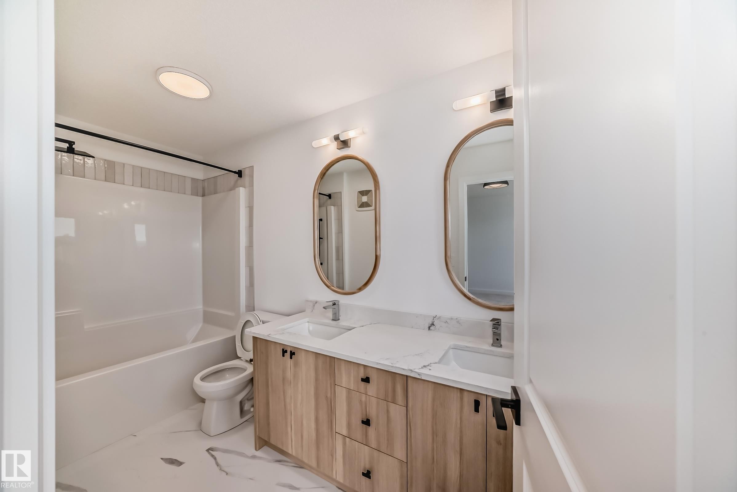 8255 Kiriak Loop Sw, Edmonton, AB - Indoor Photo Showing Bathroom
