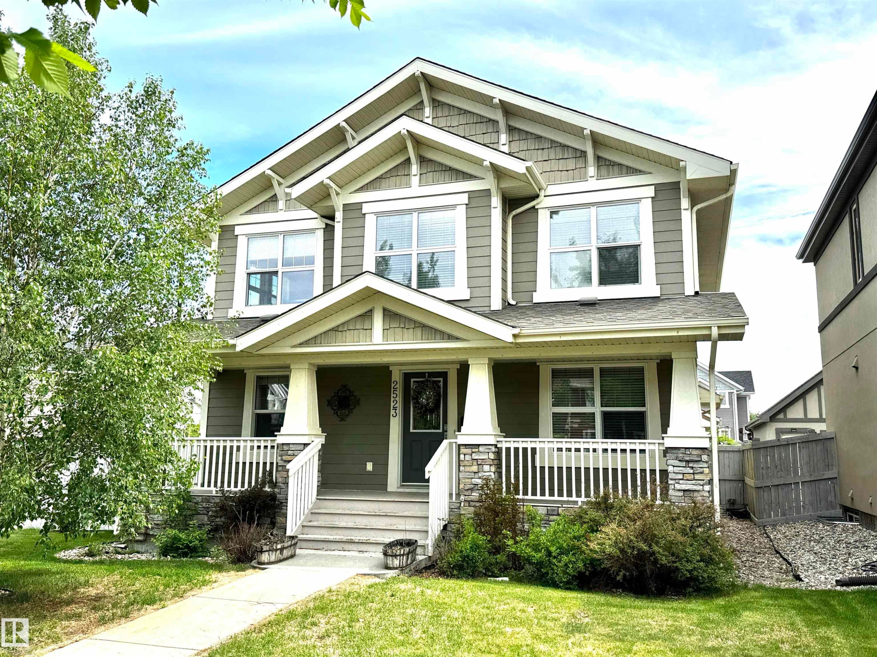 Craftsman-style exterior with gabled roof lines and decorative brackets - 2523 Pegasus Boulevard, Edmonton, AB