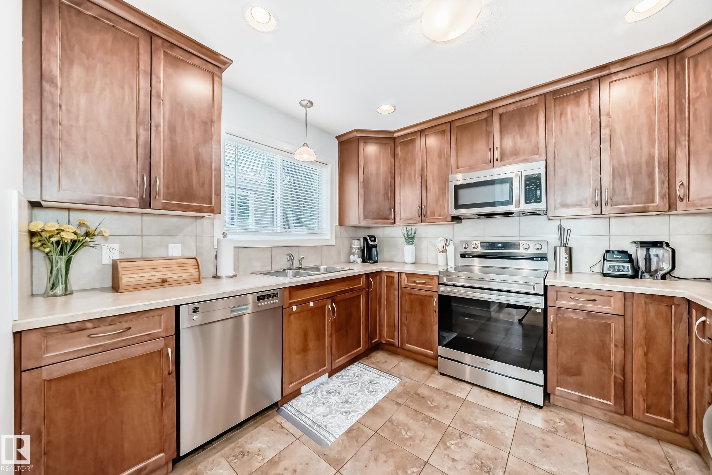 7021 95 Street, Edmonton, AB