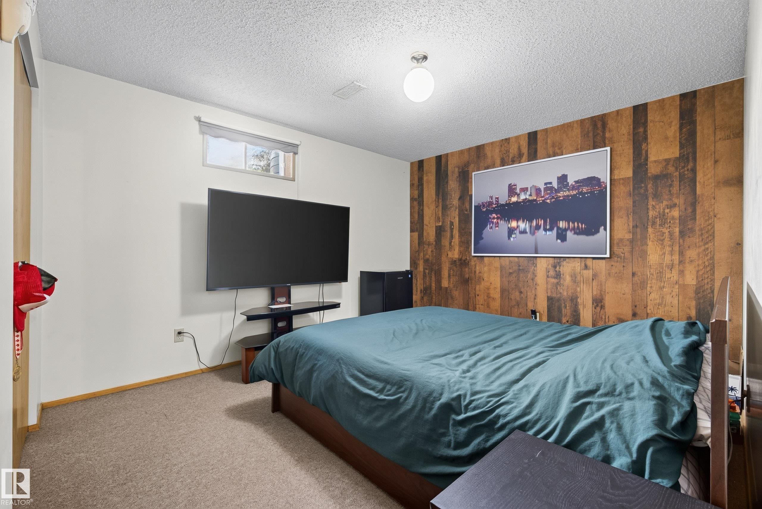 Feature wall with varied wood paneling - 10935 152 Street, Edmonton, AB