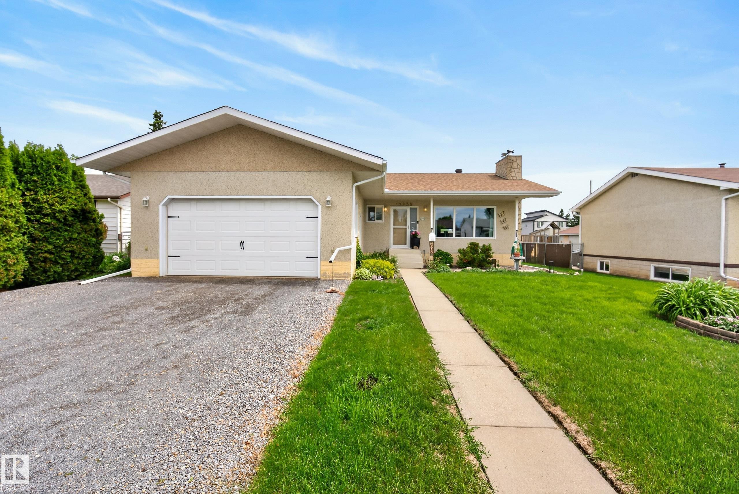 Ranch-style exterior with stucco siding and a peaked roofline - 10935 152 Street, Edmonton, AB