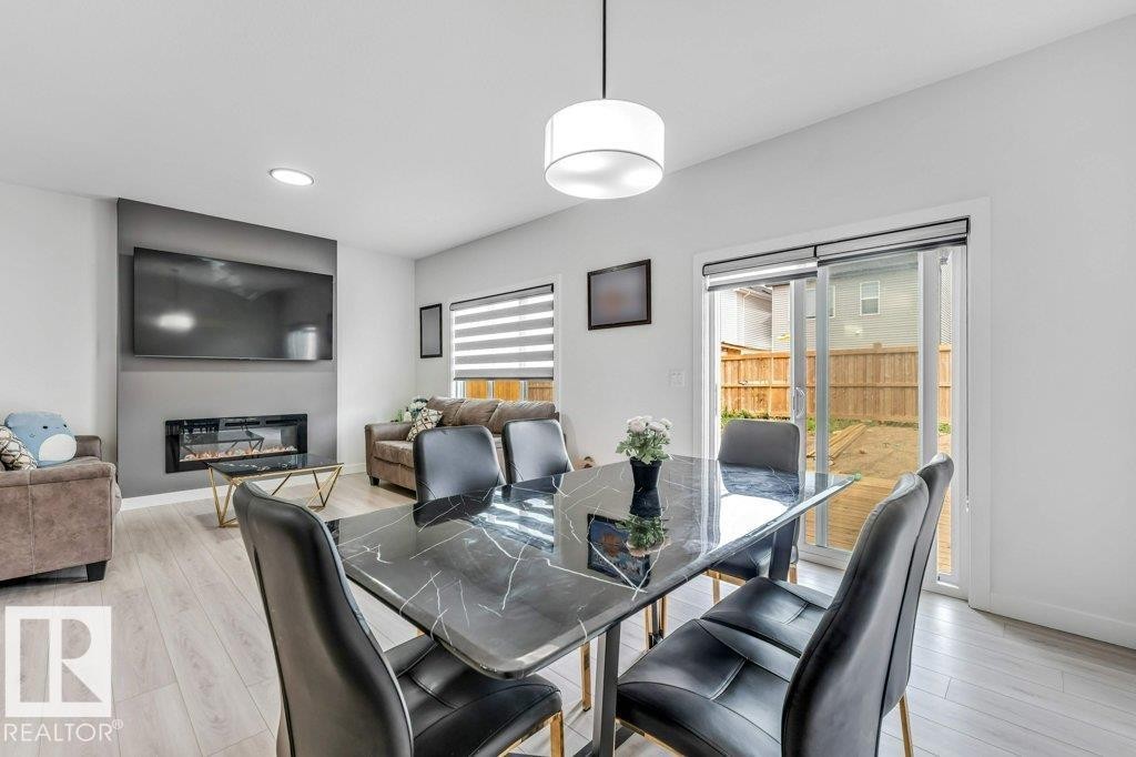 Open-concept dining area featuring light wood-finish flooring - 423 28 Street, Edmonton, AB