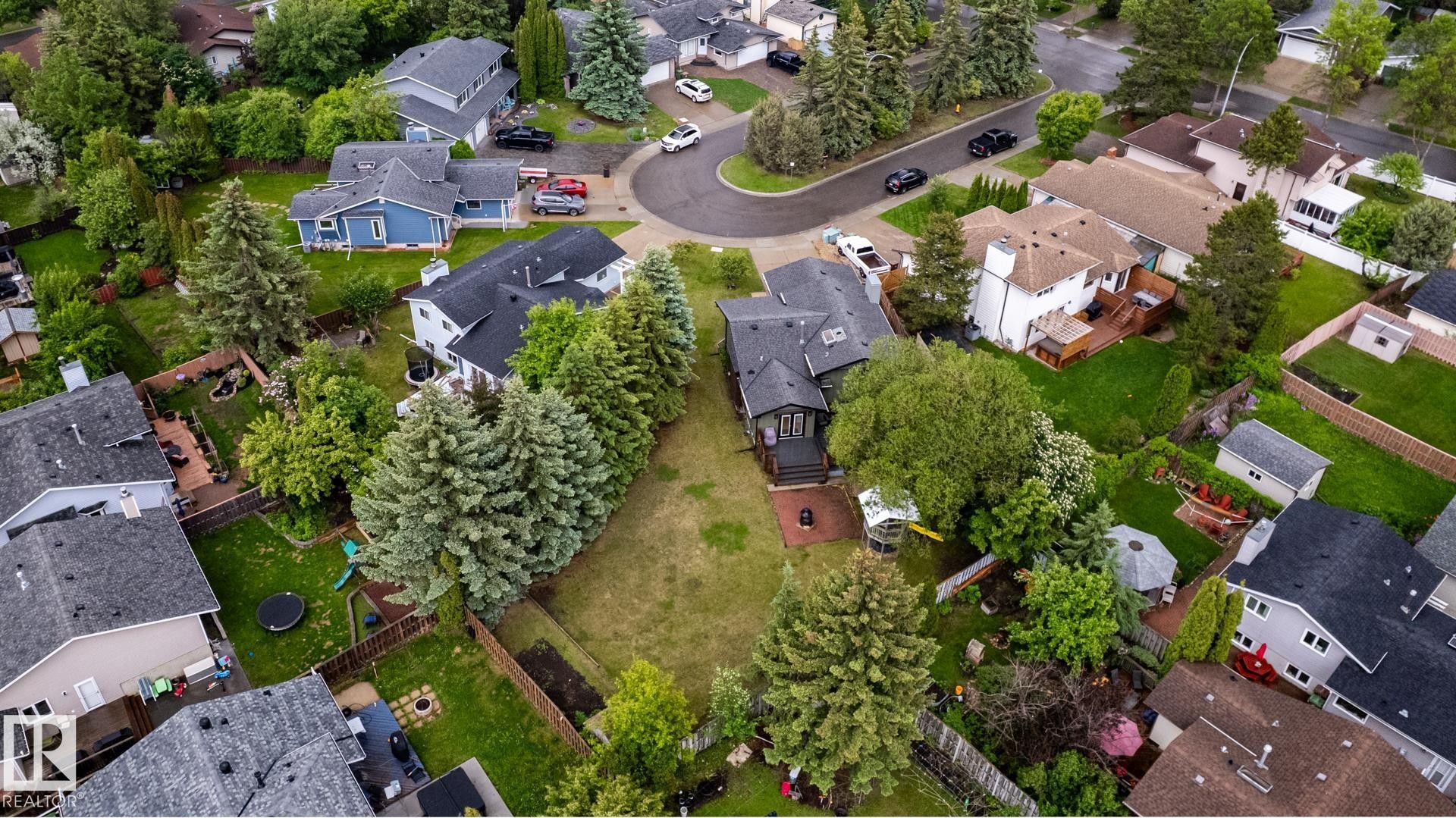Image quality insufficient for description - 27 Danforth Crescent, St. Albert, AB