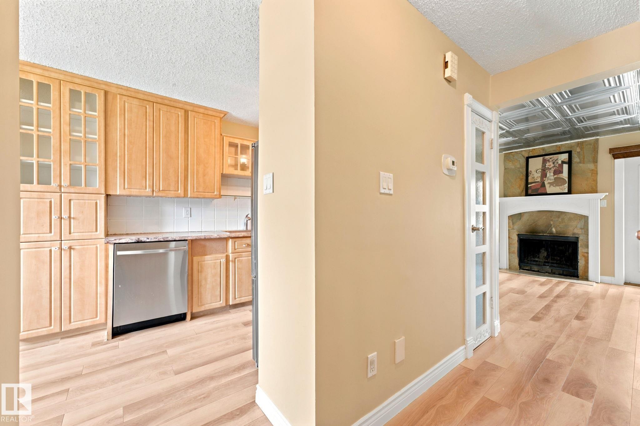 Kitchen and living area featuring wood-finish flooring - #41 4707 126 Av Nw, Edmonton, AB